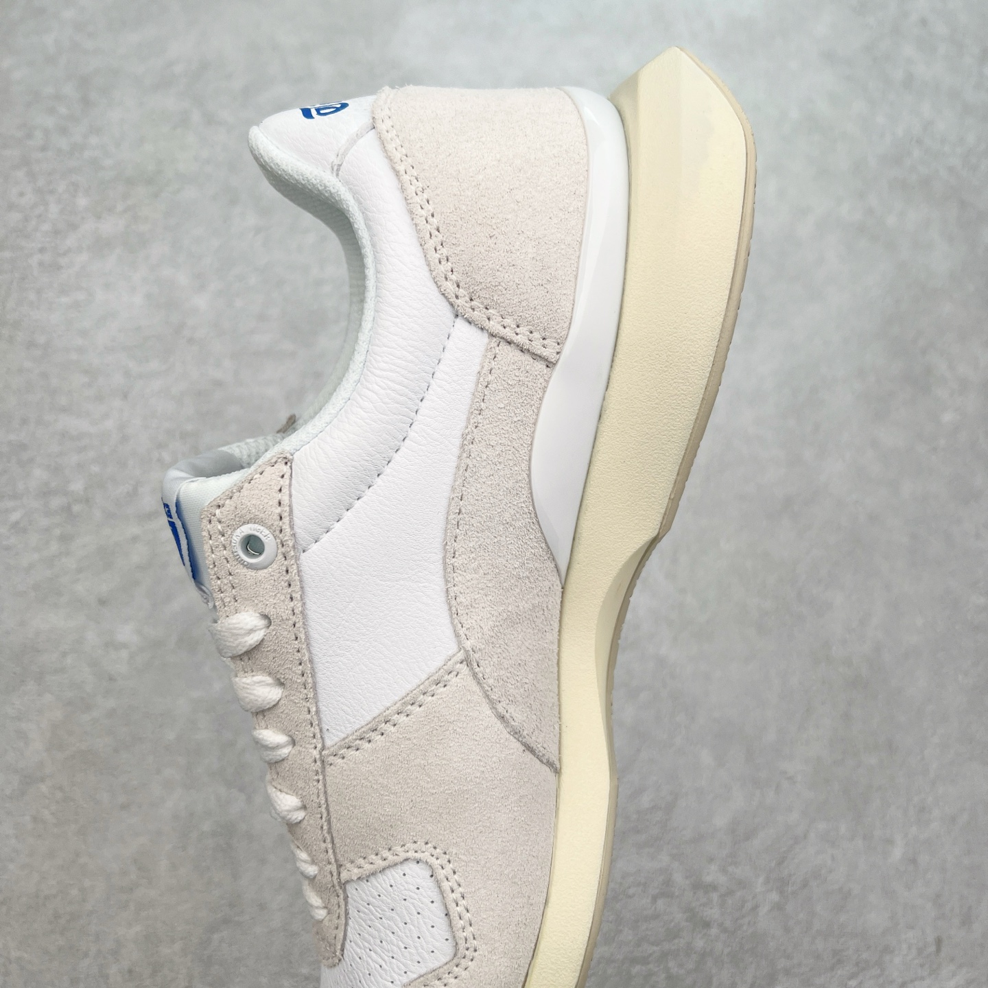 图片[7]-Asics Onitsuka Tiger Ultimate 81 EX 亚瑟士终极系列低帮复古风百搭皮革休闲运动慢跑鞋 采用软质荔枝纹牛培皮鞋面材质 配置OrthoLite鞋垫 轻质Eva缓震组合耐磨橡胶外底 Onitsuka Tiger 鬼塚虎 ULTIMATE 81EX 1183B510 中性款运动鞋 鞋跟底部的缓震孔设计以及TPU后跟保护片强化稳定性 造就合乎新时代高性能运动鞋标准的现代鞋款 牛皮革鞋面 FLYTEFOAM Propel中底增强缓震性与回弹性 鞋跟处采用fuzeGEL缓震胶科技 强化缓震 OrthoLite鞋垫 进一步强化缓震Gel-Kayano超轻量专业运动慢跑鞋 货号：1183B510-103 尺码：36-45-选品中心