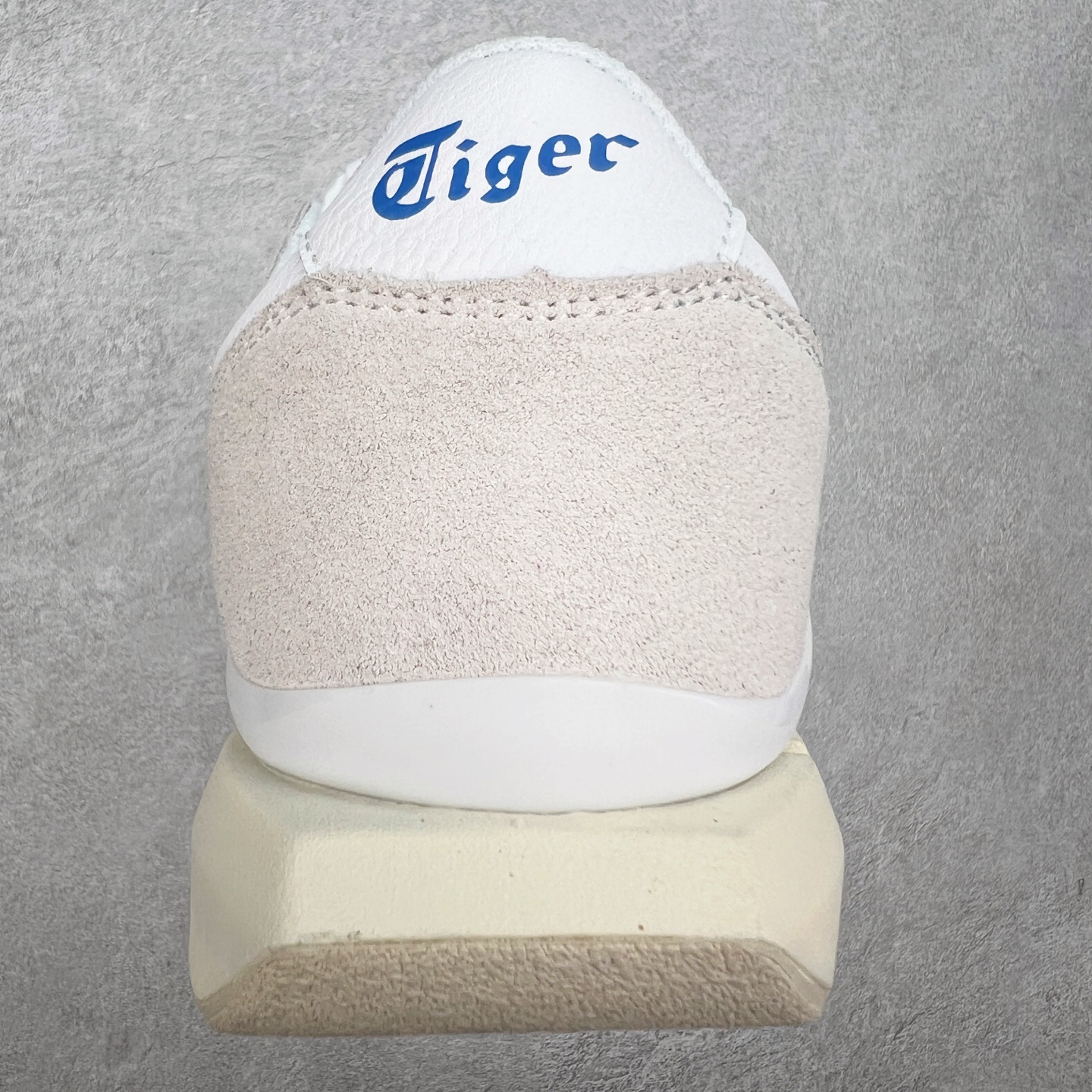 图片[8]-Asics Onitsuka Tiger Ultimate 81 EX 亚瑟士终极系列低帮复古风百搭皮革休闲运动慢跑鞋 采用软质荔枝纹牛培皮鞋面材质 配置OrthoLite鞋垫 轻质Eva缓震组合耐磨橡胶外底 Onitsuka Tiger 鬼塚虎 ULTIMATE 81EX 1183B510 中性款运动鞋 鞋跟底部的缓震孔设计以及TPU后跟保护片强化稳定性 造就合乎新时代高性能运动鞋标准的现代鞋款 牛皮革鞋面 FLYTEFOAM Propel中底增强缓震性与回弹性 鞋跟处采用fuzeGEL缓震胶科技 强化缓震 OrthoLite鞋垫 进一步强化缓震Gel-Kayano超轻量专业运动慢跑鞋 货号：1183B510-103 尺码：36-45-选品中心