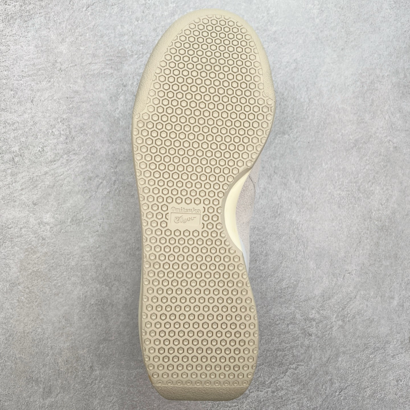 图片[9]-Asics Onitsuka Tiger Ultimate 81 EX 亚瑟士终极系列低帮复古风百搭皮革休闲运动慢跑鞋 采用软质荔枝纹牛培皮鞋面材质 配置OrthoLite鞋垫 轻质Eva缓震组合耐磨橡胶外底 Onitsuka Tiger 鬼塚虎 ULTIMATE 81EX 1183B510 中性款运动鞋 鞋跟底部的缓震孔设计以及TPU后跟保护片强化稳定性 造就合乎新时代高性能运动鞋标准的现代鞋款 牛皮革鞋面 FLYTEFOAM Propel中底增强缓震性与回弹性 鞋跟处采用fuzeGEL缓震胶科技 强化缓震 OrthoLite鞋垫 进一步强化缓震Gel-Kayano超轻量专业运动慢跑鞋 货号：1183B510-103 尺码：36-45-选品中心