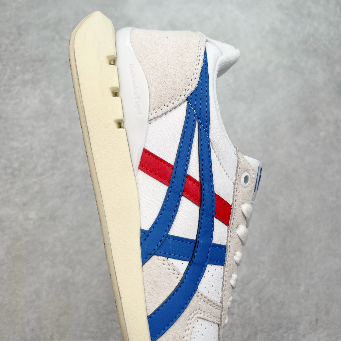 图片[6]-Asics Onitsuka Tiger Ultimate 81 EX 亚瑟士终极系列低帮复古风百搭皮革休闲运动慢跑鞋 采用软质荔枝纹牛培皮鞋面材质 配置OrthoLite鞋垫 轻质Eva缓震组合耐磨橡胶外底 Onitsuka Tiger 鬼塚虎 ULTIMATE 81EX 1183B510 中性款运动鞋 鞋跟底部的缓震孔设计以及TPU后跟保护片强化稳定性 造就合乎新时代高性能运动鞋标准的现代鞋款 牛皮革鞋面 FLYTEFOAM Propel中底增强缓震性与回弹性 鞋跟处采用fuzeGEL缓震胶科技 强化缓震 OrthoLite鞋垫 进一步强化缓震Gel-Kayano超轻量专业运动慢跑鞋 货号：1183B510-103 尺码：36-45-选品中心