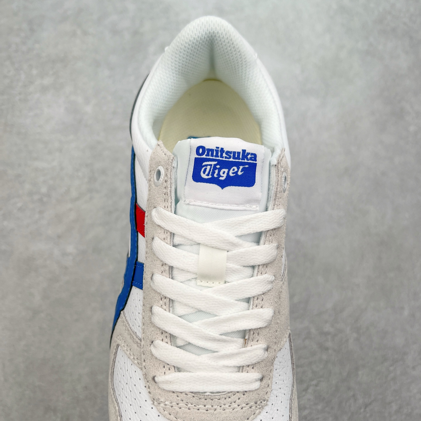 图片[5]-Asics Onitsuka Tiger Ultimate 81 EX 亚瑟士终极系列低帮复古风百搭皮革休闲运动慢跑鞋 采用软质荔枝纹牛培皮鞋面材质 配置OrthoLite鞋垫 轻质Eva缓震组合耐磨橡胶外底 Onitsuka Tiger 鬼塚虎 ULTIMATE 81EX 1183B510 中性款运动鞋 鞋跟底部的缓震孔设计以及TPU后跟保护片强化稳定性 造就合乎新时代高性能运动鞋标准的现代鞋款 牛皮革鞋面 FLYTEFOAM Propel中底增强缓震性与回弹性 鞋跟处采用fuzeGEL缓震胶科技 强化缓震 OrthoLite鞋垫 进一步强化缓震Gel-Kayano超轻量专业运动慢跑鞋 货号：1183B510-103 尺码：36-45-选品中心