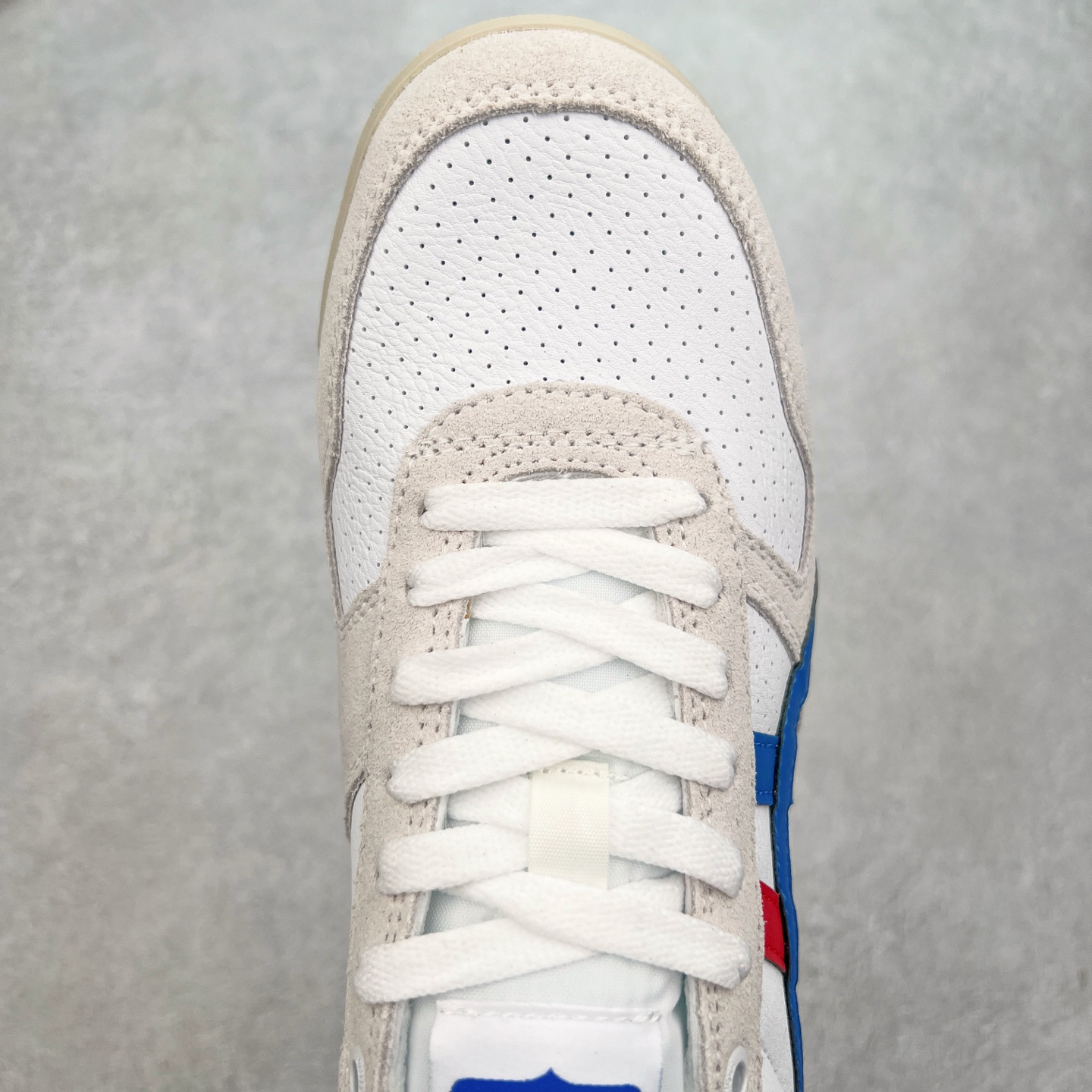 图片[4]-Asics Onitsuka Tiger Ultimate 81 EX 亚瑟士终极系列低帮复古风百搭皮革休闲运动慢跑鞋 采用软质荔枝纹牛培皮鞋面材质 配置OrthoLite鞋垫 轻质Eva缓震组合耐磨橡胶外底 Onitsuka Tiger 鬼塚虎 ULTIMATE 81EX 1183B510 中性款运动鞋 鞋跟底部的缓震孔设计以及TPU后跟保护片强化稳定性 造就合乎新时代高性能运动鞋标准的现代鞋款 牛皮革鞋面 FLYTEFOAM Propel中底增强缓震性与回弹性 鞋跟处采用fuzeGEL缓震胶科技 强化缓震 OrthoLite鞋垫 进一步强化缓震Gel-Kayano超轻量专业运动慢跑鞋 货号：1183B510-103 尺码：36-45-选品中心