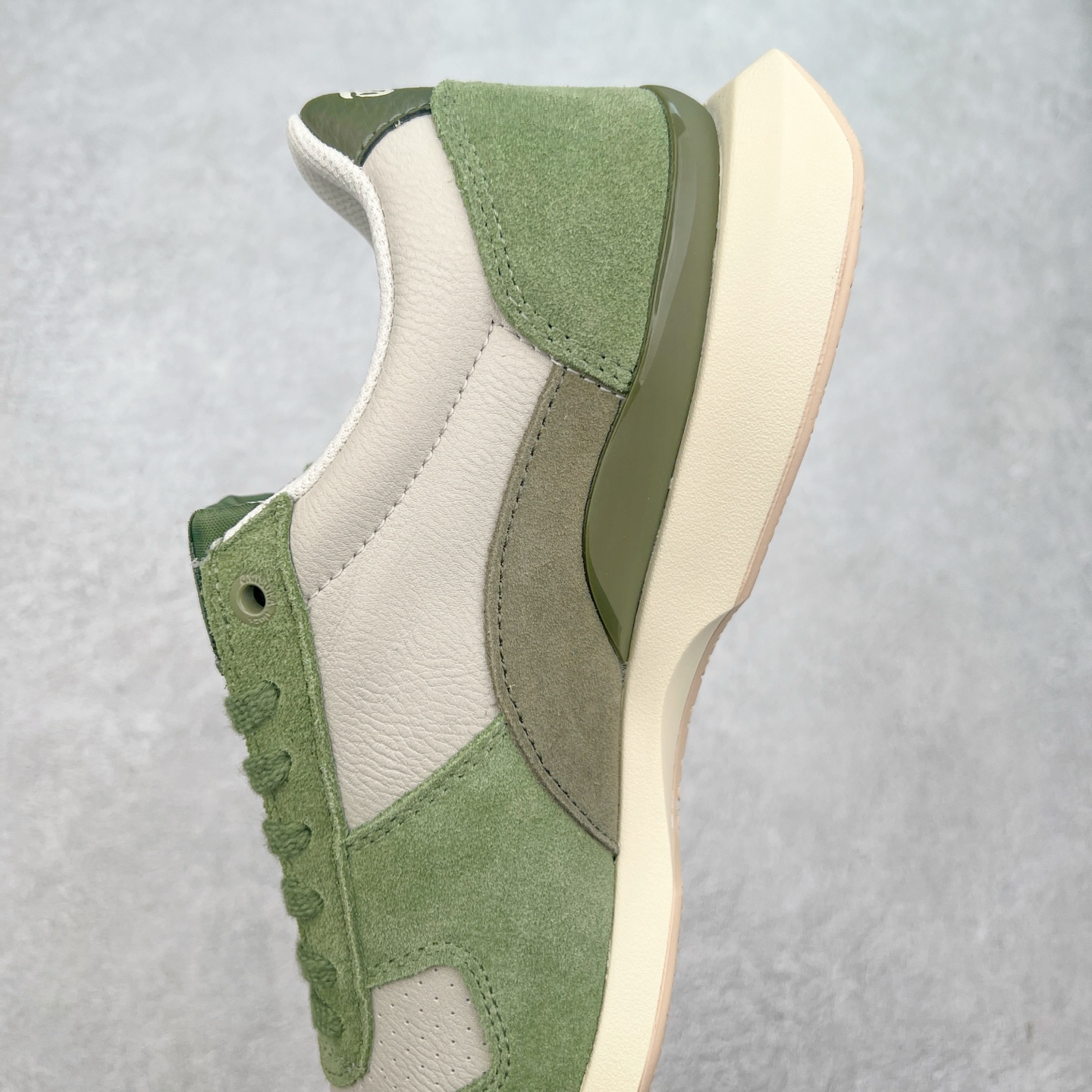 图片[7]-Asics Onitsuka Tiger Ultimate 81 EX 亚瑟士终极系列低帮复古风百搭皮革休闲运动慢跑鞋 采用软质荔枝纹牛培皮鞋面材质 配置OrthoLite鞋垫 轻质Eva缓震组合耐磨橡胶外底 Onitsuka Tiger 鬼塚虎 ULTIMATE 81EX 1183B510 中性款运动鞋 鞋跟底部的缓震孔设计以及TPU后跟保护片强化稳定性 造就合乎新时代高性能运动鞋标准的现代鞋款 牛皮革鞋面 FLYTEFOAM Propel中底增强缓震性与回弹性 鞋跟处采用fuzeGEL缓震胶科技 强化缓震 OrthoLite鞋垫 进一步强化缓震Gel-Kayano超轻量专业运动慢跑鞋 货号：1183B510-103 尺码：36-45-选品中心