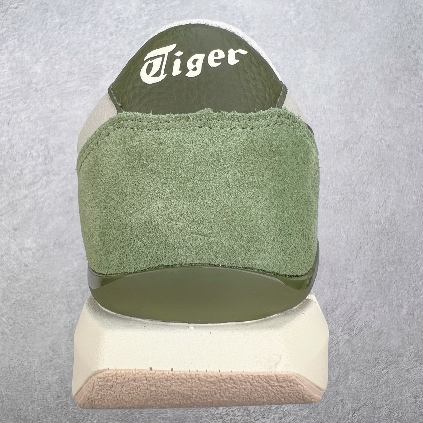 图片[8]-Asics Onitsuka Tiger Ultimate 81 EX 亚瑟士终极系列低帮复古风百搭皮革休闲运动慢跑鞋 采用软质荔枝纹牛培皮鞋面材质 配置OrthoLite鞋垫 轻质Eva缓震组合耐磨橡胶外底 Onitsuka Tiger 鬼塚虎 ULTIMATE 81EX 1183B510 中性款运动鞋 鞋跟底部的缓震孔设计以及TPU后跟保护片强化稳定性 造就合乎新时代高性能运动鞋标准的现代鞋款 牛皮革鞋面 FLYTEFOAM Propel中底增强缓震性与回弹性 鞋跟处采用fuzeGEL缓震胶科技 强化缓震 OrthoLite鞋垫 进一步强化缓震Gel-Kayano超轻量专业运动慢跑鞋 货号：1183B510-103 尺码：36-45-选品中心