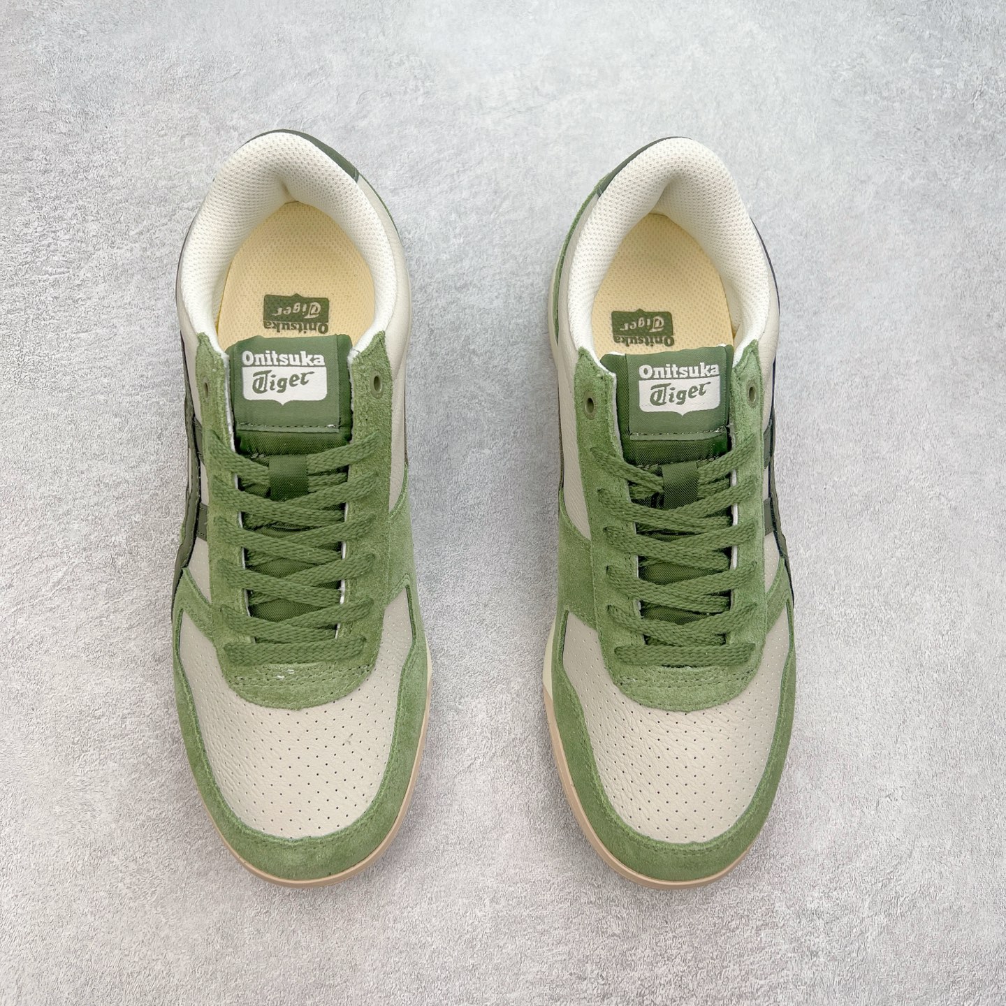 图片[2]-Asics Onitsuka Tiger Ultimate 81 EX 亚瑟士终极系列低帮复古风百搭皮革休闲运动慢跑鞋 采用软质荔枝纹牛培皮鞋面材质 配置OrthoLite鞋垫 轻质Eva缓震组合耐磨橡胶外底 Onitsuka Tiger 鬼塚虎 ULTIMATE 81EX 1183B510 中性款运动鞋 鞋跟底部的缓震孔设计以及TPU后跟保护片强化稳定性 造就合乎新时代高性能运动鞋标准的现代鞋款 牛皮革鞋面 FLYTEFOAM Propel中底增强缓震性与回弹性 鞋跟处采用fuzeGEL缓震胶科技 强化缓震 OrthoLite鞋垫 进一步强化缓震Gel-Kayano超轻量专业运动慢跑鞋 货号：1183B510-103 尺码：36-45-选品中心