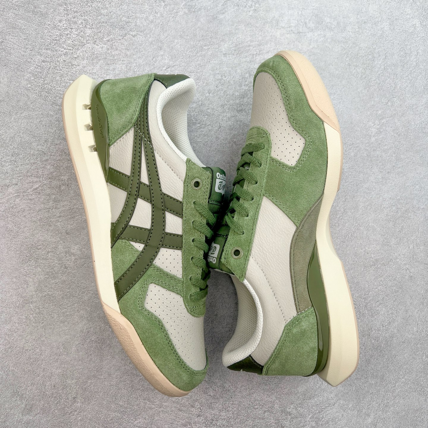 图片[3]-Asics Onitsuka Tiger Ultimate 81 EX 亚瑟士终极系列低帮复古风百搭皮革休闲运动慢跑鞋 采用软质荔枝纹牛培皮鞋面材质 配置OrthoLite鞋垫 轻质Eva缓震组合耐磨橡胶外底 Onitsuka Tiger 鬼塚虎 ULTIMATE 81EX 1183B510 中性款运动鞋 鞋跟底部的缓震孔设计以及TPU后跟保护片强化稳定性 造就合乎新时代高性能运动鞋标准的现代鞋款 牛皮革鞋面 FLYTEFOAM Propel中底增强缓震性与回弹性 鞋跟处采用fuzeGEL缓震胶科技 强化缓震 OrthoLite鞋垫 进一步强化缓震Gel-Kayano超轻量专业运动慢跑鞋 货号：1183B510-103 尺码：36-45-选品中心