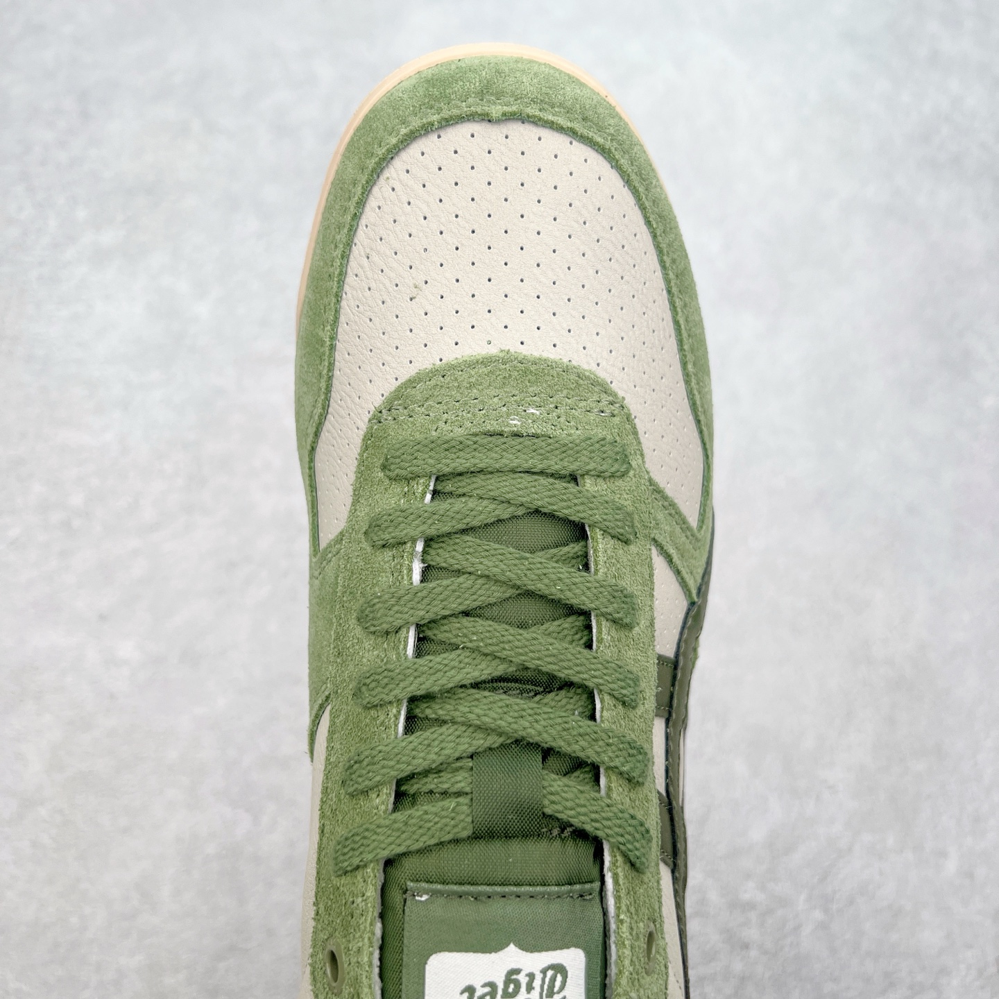 图片[4]-Asics Onitsuka Tiger Ultimate 81 EX 亚瑟士终极系列低帮复古风百搭皮革休闲运动慢跑鞋 采用软质荔枝纹牛培皮鞋面材质 配置OrthoLite鞋垫 轻质Eva缓震组合耐磨橡胶外底 Onitsuka Tiger 鬼塚虎 ULTIMATE 81EX 1183B510 中性款运动鞋 鞋跟底部的缓震孔设计以及TPU后跟保护片强化稳定性 造就合乎新时代高性能运动鞋标准的现代鞋款 牛皮革鞋面 FLYTEFOAM Propel中底增强缓震性与回弹性 鞋跟处采用fuzeGEL缓震胶科技 强化缓震 OrthoLite鞋垫 进一步强化缓震Gel-Kayano超轻量专业运动慢跑鞋 货号：1183B510-103 尺码：36-45-选品中心