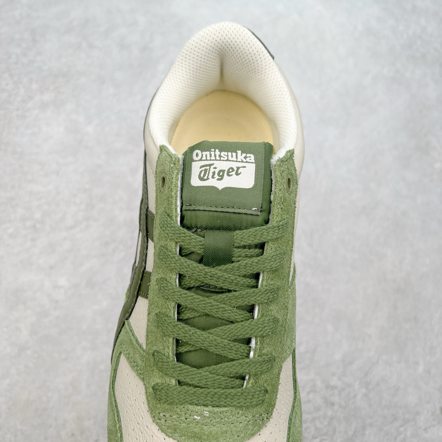 图片[5]-Asics Onitsuka Tiger Ultimate 81 EX 亚瑟士终极系列低帮复古风百搭皮革休闲运动慢跑鞋 采用软质荔枝纹牛培皮鞋面材质 配置OrthoLite鞋垫 轻质Eva缓震组合耐磨橡胶外底 Onitsuka Tiger 鬼塚虎 ULTIMATE 81EX 1183B510 中性款运动鞋 鞋跟底部的缓震孔设计以及TPU后跟保护片强化稳定性 造就合乎新时代高性能运动鞋标准的现代鞋款 牛皮革鞋面 FLYTEFOAM Propel中底增强缓震性与回弹性 鞋跟处采用fuzeGEL缓震胶科技 强化缓震 OrthoLite鞋垫 进一步强化缓震Gel-Kayano超轻量专业运动慢跑鞋 货号：1183B510-103 尺码：36-45-选品中心