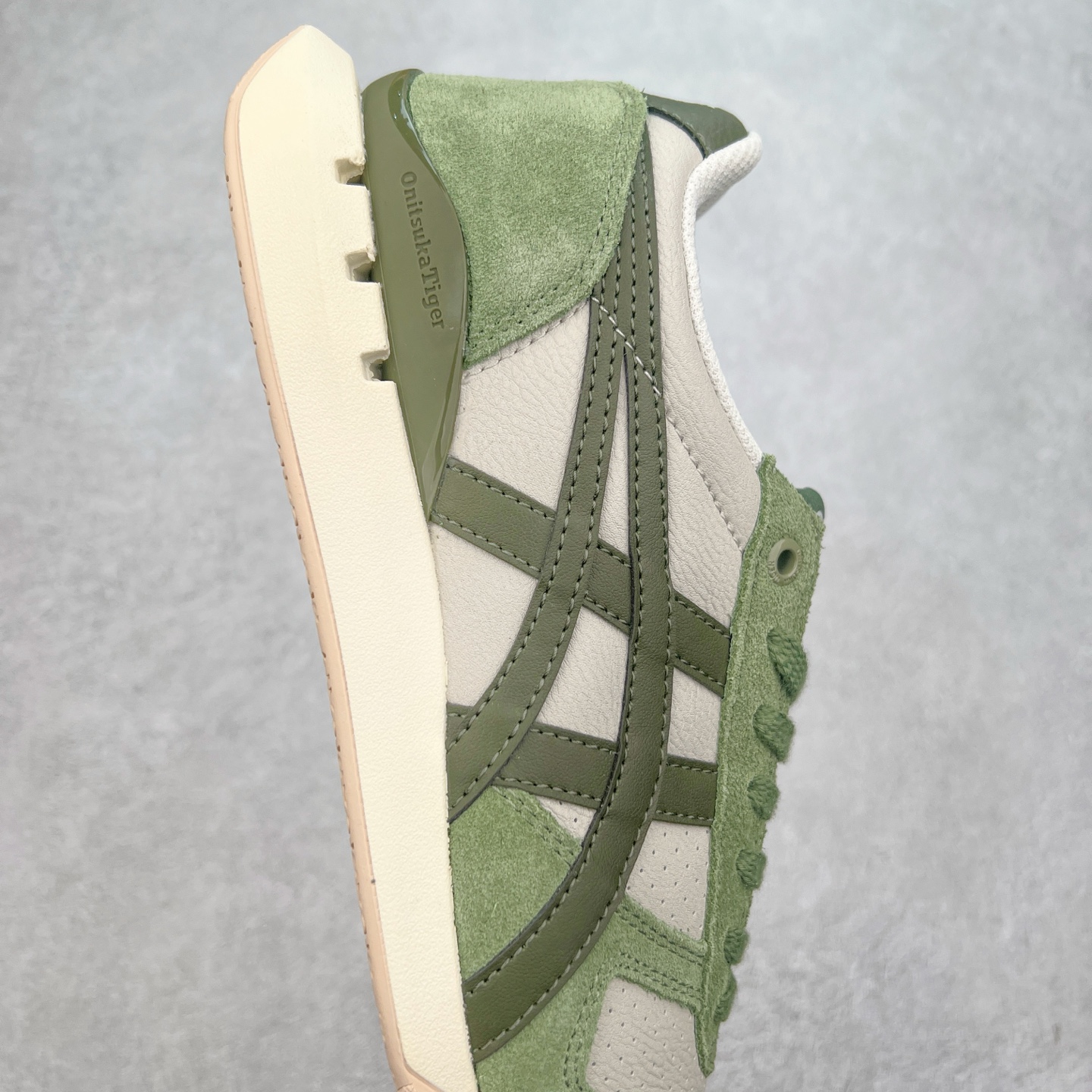 图片[6]-Asics Onitsuka Tiger Ultimate 81 EX 亚瑟士终极系列低帮复古风百搭皮革休闲运动慢跑鞋 采用软质荔枝纹牛培皮鞋面材质 配置OrthoLite鞋垫 轻质Eva缓震组合耐磨橡胶外底 Onitsuka Tiger 鬼塚虎 ULTIMATE 81EX 1183B510 中性款运动鞋 鞋跟底部的缓震孔设计以及TPU后跟保护片强化稳定性 造就合乎新时代高性能运动鞋标准的现代鞋款 牛皮革鞋面 FLYTEFOAM Propel中底增强缓震性与回弹性 鞋跟处采用fuzeGEL缓震胶科技 强化缓震 OrthoLite鞋垫 进一步强化缓震Gel-Kayano超轻量专业运动慢跑鞋 货号：1183B510-103 尺码：36-45-选品中心