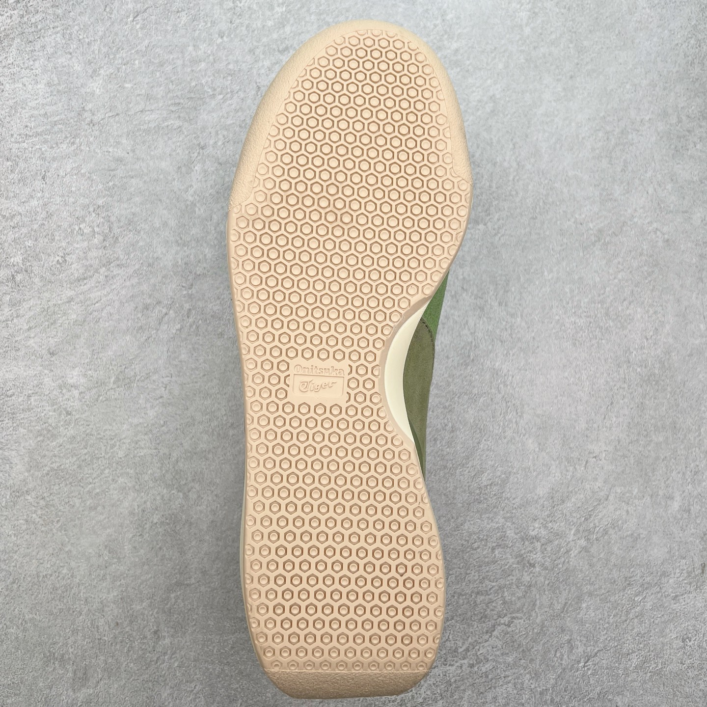 图片[9]-Asics Onitsuka Tiger Ultimate 81 EX 亚瑟士终极系列低帮复古风百搭皮革休闲运动慢跑鞋 采用软质荔枝纹牛培皮鞋面材质 配置OrthoLite鞋垫 轻质Eva缓震组合耐磨橡胶外底 Onitsuka Tiger 鬼塚虎 ULTIMATE 81EX 1183B510 中性款运动鞋 鞋跟底部的缓震孔设计以及TPU后跟保护片强化稳定性 造就合乎新时代高性能运动鞋标准的现代鞋款 牛皮革鞋面 FLYTEFOAM Propel中底增强缓震性与回弹性 鞋跟处采用fuzeGEL缓震胶科技 强化缓震 OrthoLite鞋垫 进一步强化缓震Gel-Kayano超轻量专业运动慢跑鞋 货号：1183B510-103 尺码：36-45-选品中心