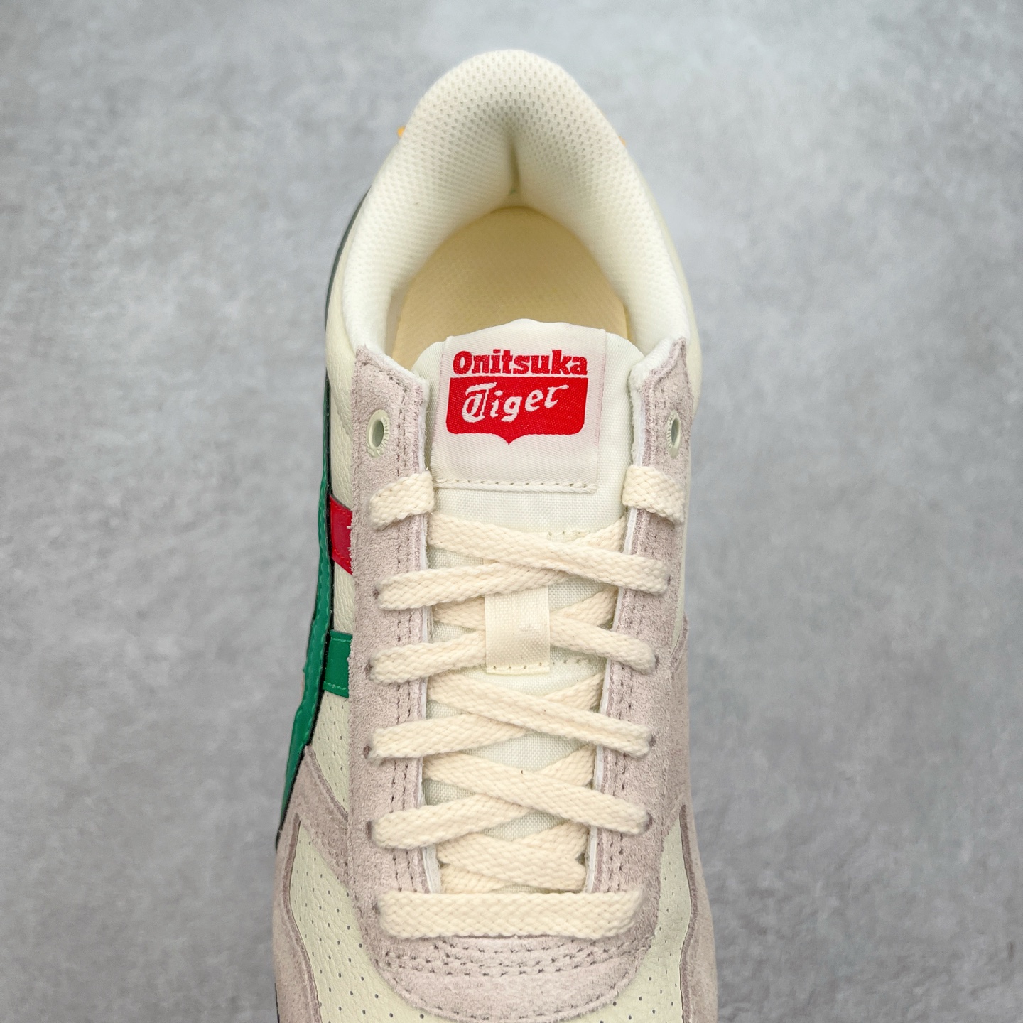 图片[5]-Asics Onitsuka Tiger Ultimate 81 EX 亚瑟士终极系列低帮复古风百搭皮革休闲运动慢跑鞋 采用软质荔枝纹牛培皮鞋面材质 配置OrthoLite鞋垫 轻质Eva缓震组合耐磨橡胶外底 Onitsuka Tiger 鬼塚虎 ULTIMATE 81EX 1183B510 中性款运动鞋 鞋跟底部的缓震孔设计以及TPU后跟保护片强化稳定性 造就合乎新时代高性能运动鞋标准的现代鞋款 牛皮革鞋面 FLYTEFOAM Propel中底增强缓震性与回弹性 鞋跟处采用fuzeGEL缓震胶科技 强化缓震 OrthoLite鞋垫 进一步强化缓震Gel-Kayano超轻量专业运动慢跑鞋 货号：1183B510-103 尺码：36-45-选品中心