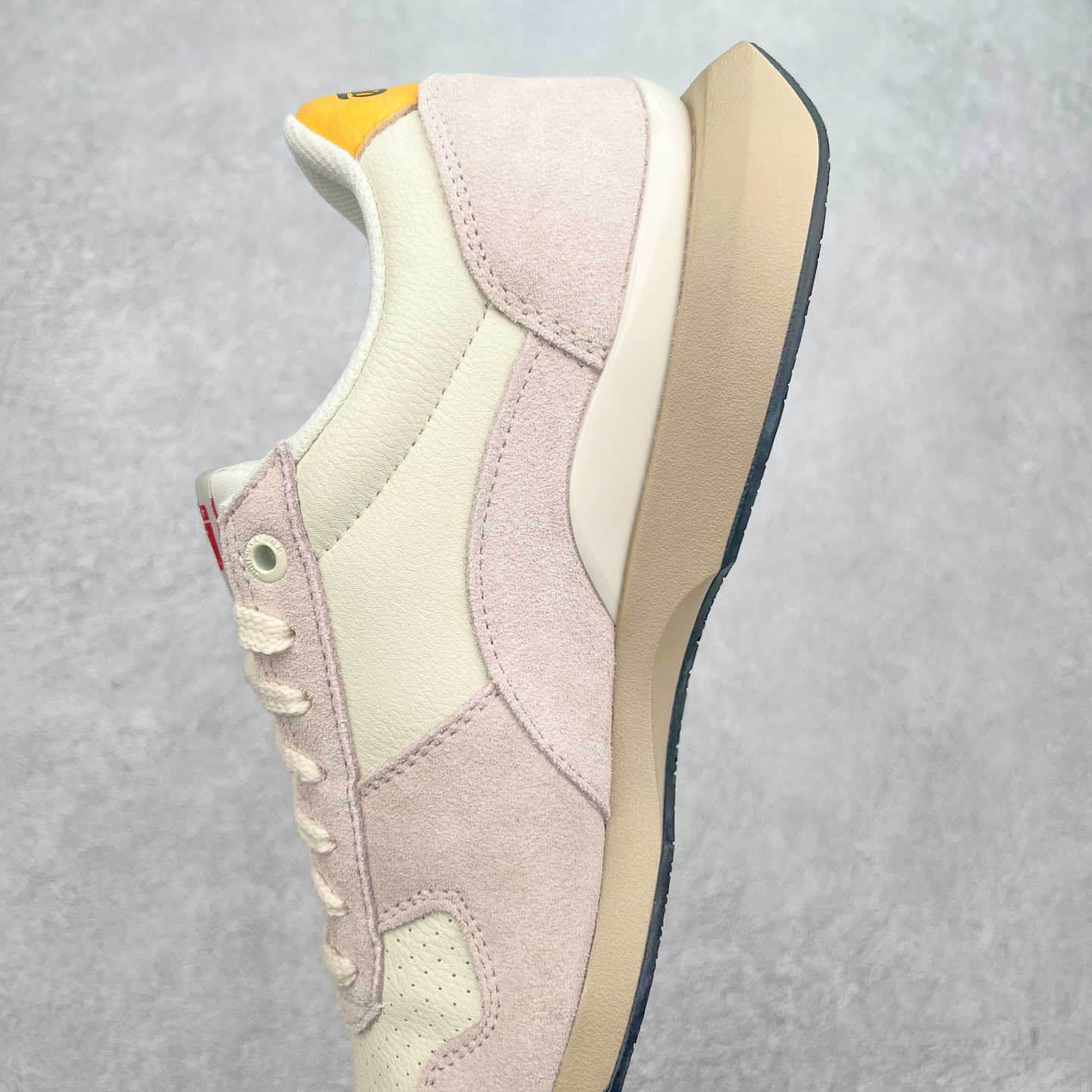 图片[7]-Asics Onitsuka Tiger Ultimate 81 EX 亚瑟士终极系列低帮复古风百搭皮革休闲运动慢跑鞋 采用软质荔枝纹牛培皮鞋面材质 配置OrthoLite鞋垫 轻质Eva缓震组合耐磨橡胶外底 Onitsuka Tiger 鬼塚虎 ULTIMATE 81EX 1183B510 中性款运动鞋 鞋跟底部的缓震孔设计以及TPU后跟保护片强化稳定性 造就合乎新时代高性能运动鞋标准的现代鞋款 牛皮革鞋面 FLYTEFOAM Propel中底增强缓震性与回弹性 鞋跟处采用fuzeGEL缓震胶科技 强化缓震 OrthoLite鞋垫 进一步强化缓震Gel-Kayano超轻量专业运动慢跑鞋 货号：1183B510-103 尺码：36-45-选品中心