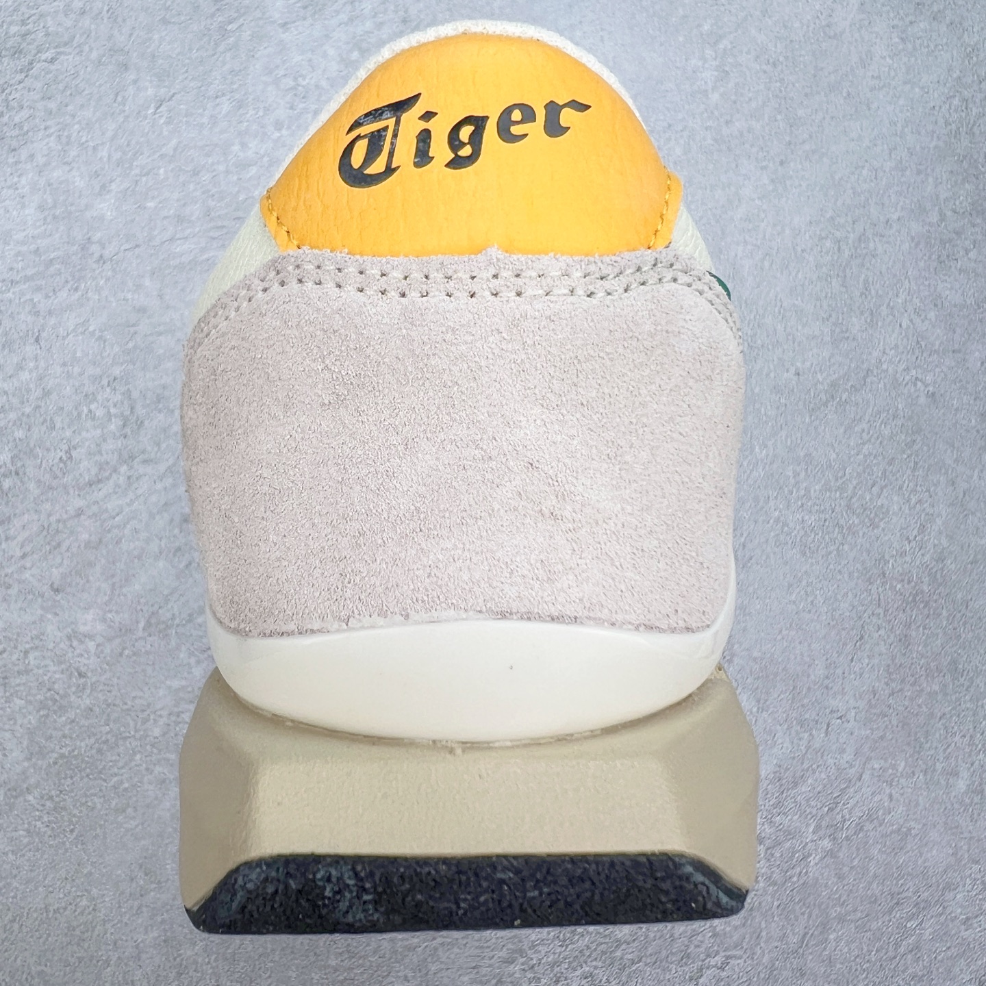 图片[8]-Asics Onitsuka Tiger Ultimate 81 EX 亚瑟士终极系列低帮复古风百搭皮革休闲运动慢跑鞋 采用软质荔枝纹牛培皮鞋面材质 配置OrthoLite鞋垫 轻质Eva缓震组合耐磨橡胶外底 Onitsuka Tiger 鬼塚虎 ULTIMATE 81EX 1183B510 中性款运动鞋 鞋跟底部的缓震孔设计以及TPU后跟保护片强化稳定性 造就合乎新时代高性能运动鞋标准的现代鞋款 牛皮革鞋面 FLYTEFOAM Propel中底增强缓震性与回弹性 鞋跟处采用fuzeGEL缓震胶科技 强化缓震 OrthoLite鞋垫 进一步强化缓震Gel-Kayano超轻量专业运动慢跑鞋 货号：1183B510-103 尺码：36-45-选品中心