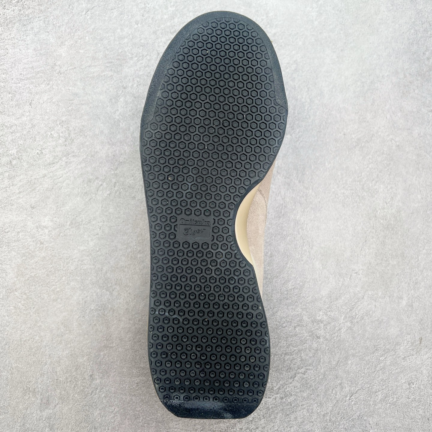 图片[9]-Asics Onitsuka Tiger Ultimate 81 EX 亚瑟士终极系列低帮复古风百搭皮革休闲运动慢跑鞋 采用软质荔枝纹牛培皮鞋面材质 配置OrthoLite鞋垫 轻质Eva缓震组合耐磨橡胶外底 Onitsuka Tiger 鬼塚虎 ULTIMATE 81EX 1183B510 中性款运动鞋 鞋跟底部的缓震孔设计以及TPU后跟保护片强化稳定性 造就合乎新时代高性能运动鞋标准的现代鞋款 牛皮革鞋面 FLYTEFOAM Propel中底增强缓震性与回弹性 鞋跟处采用fuzeGEL缓震胶科技 强化缓震 OrthoLite鞋垫 进一步强化缓震Gel-Kayano超轻量专业运动慢跑鞋 货号：1183B510-103 尺码：36-45-选品中心