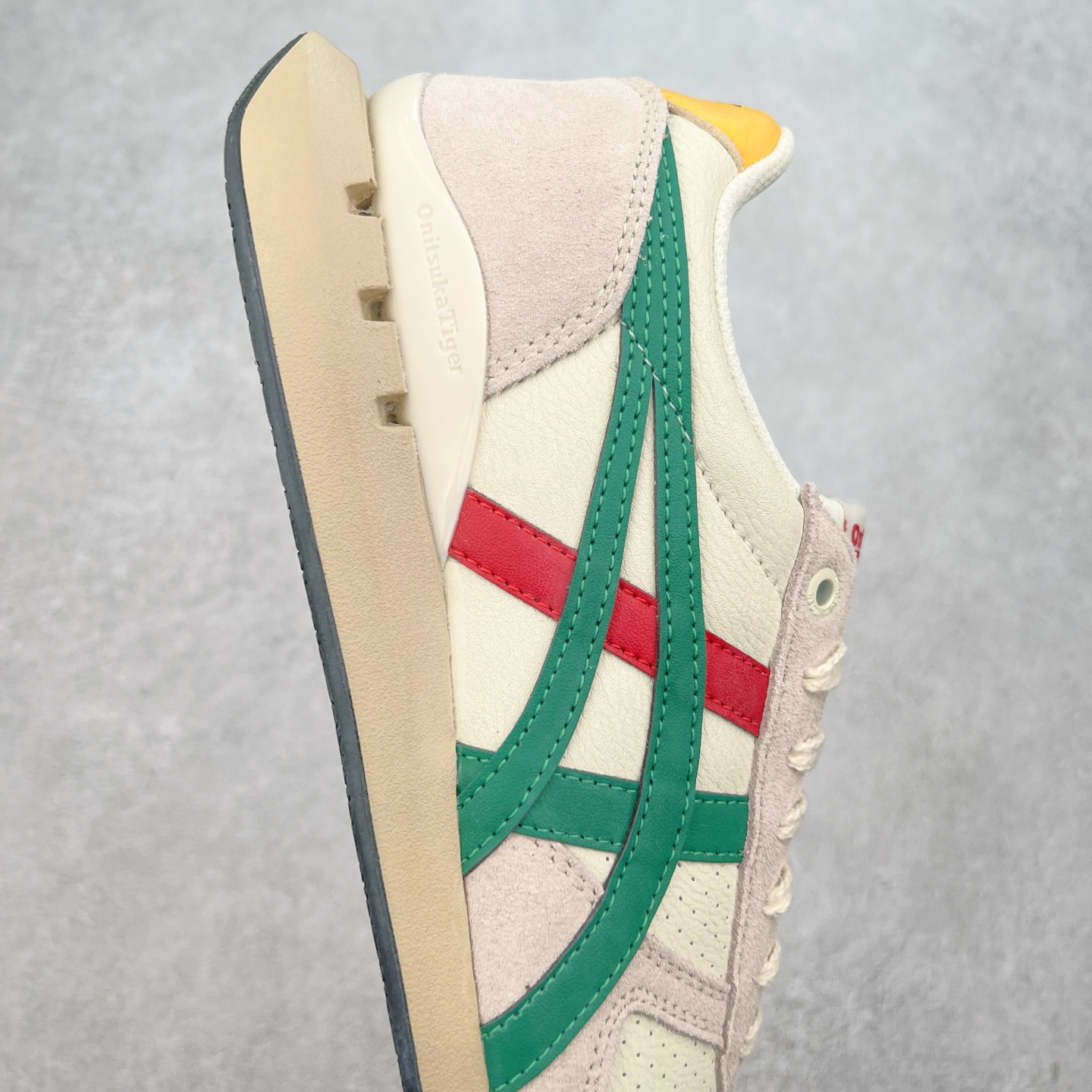 图片[6]-Asics Onitsuka Tiger Ultimate 81 EX 亚瑟士终极系列低帮复古风百搭皮革休闲运动慢跑鞋 采用软质荔枝纹牛培皮鞋面材质 配置OrthoLite鞋垫 轻质Eva缓震组合耐磨橡胶外底 Onitsuka Tiger 鬼塚虎 ULTIMATE 81EX 1183B510 中性款运动鞋 鞋跟底部的缓震孔设计以及TPU后跟保护片强化稳定性 造就合乎新时代高性能运动鞋标准的现代鞋款 牛皮革鞋面 FLYTEFOAM Propel中底增强缓震性与回弹性 鞋跟处采用fuzeGEL缓震胶科技 强化缓震 OrthoLite鞋垫 进一步强化缓震Gel-Kayano超轻量专业运动慢跑鞋 货号：1183B510-103 尺码：36-45-选品中心