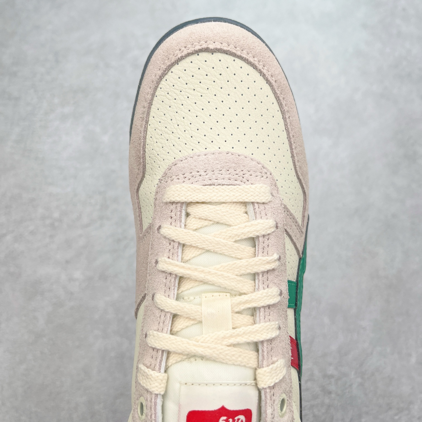 图片[4]-Asics Onitsuka Tiger Ultimate 81 EX 亚瑟士终极系列低帮复古风百搭皮革休闲运动慢跑鞋 采用软质荔枝纹牛培皮鞋面材质 配置OrthoLite鞋垫 轻质Eva缓震组合耐磨橡胶外底 Onitsuka Tiger 鬼塚虎 ULTIMATE 81EX 1183B510 中性款运动鞋 鞋跟底部的缓震孔设计以及TPU后跟保护片强化稳定性 造就合乎新时代高性能运动鞋标准的现代鞋款 牛皮革鞋面 FLYTEFOAM Propel中底增强缓震性与回弹性 鞋跟处采用fuzeGEL缓震胶科技 强化缓震 OrthoLite鞋垫 进一步强化缓震Gel-Kayano超轻量专业运动慢跑鞋 货号：1183B510-103 尺码：36-45-选品中心