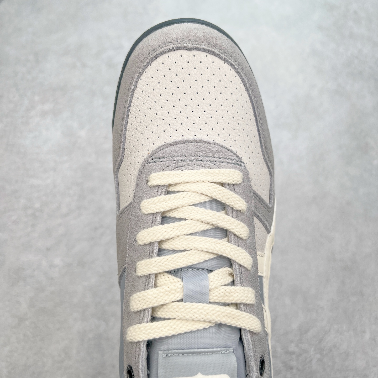 图片[4]-Asics Onitsuka Tiger Ultimate 81 EX 亚瑟士终极系列低帮复古风百搭皮革休闲运动慢跑鞋 采用软质荔枝纹牛培皮鞋面材质 配置OrthoLite鞋垫 轻质Eva缓震组合耐磨橡胶外底 Onitsuka Tiger 鬼塚虎 ULTIMATE 81EX 1183B510 中性款运动鞋 鞋跟底部的缓震孔设计以及TPU后跟保护片强化稳定性 造就合乎新时代高性能运动鞋标准的现代鞋款 牛皮革鞋面 FLYTEFOAM Propel中底增强缓震性与回弹性 鞋跟处采用fuzeGEL缓震胶科技 强化缓震 OrthoLite鞋垫 进一步强化缓震Gel-Kayano超轻量专业运动慢跑鞋 货号：1183B510-103 尺码：36-45-选品中心