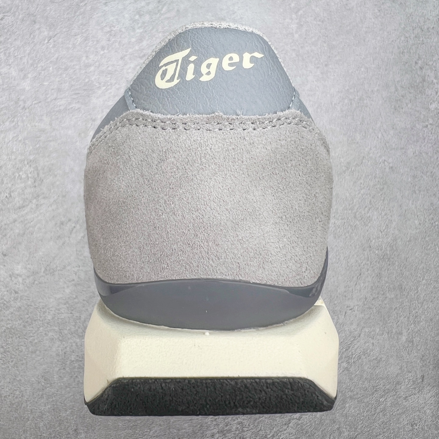 图片[8]-Asics Onitsuka Tiger Ultimate 81 EX 亚瑟士终极系列低帮复古风百搭皮革休闲运动慢跑鞋 采用软质荔枝纹牛培皮鞋面材质 配置OrthoLite鞋垫 轻质Eva缓震组合耐磨橡胶外底 Onitsuka Tiger 鬼塚虎 ULTIMATE 81EX 1183B510 中性款运动鞋 鞋跟底部的缓震孔设计以及TPU后跟保护片强化稳定性 造就合乎新时代高性能运动鞋标准的现代鞋款 牛皮革鞋面 FLYTEFOAM Propel中底增强缓震性与回弹性 鞋跟处采用fuzeGEL缓震胶科技 强化缓震 OrthoLite鞋垫 进一步强化缓震Gel-Kayano超轻量专业运动慢跑鞋 货号：1183B510-103 尺码：36-45-选品中心