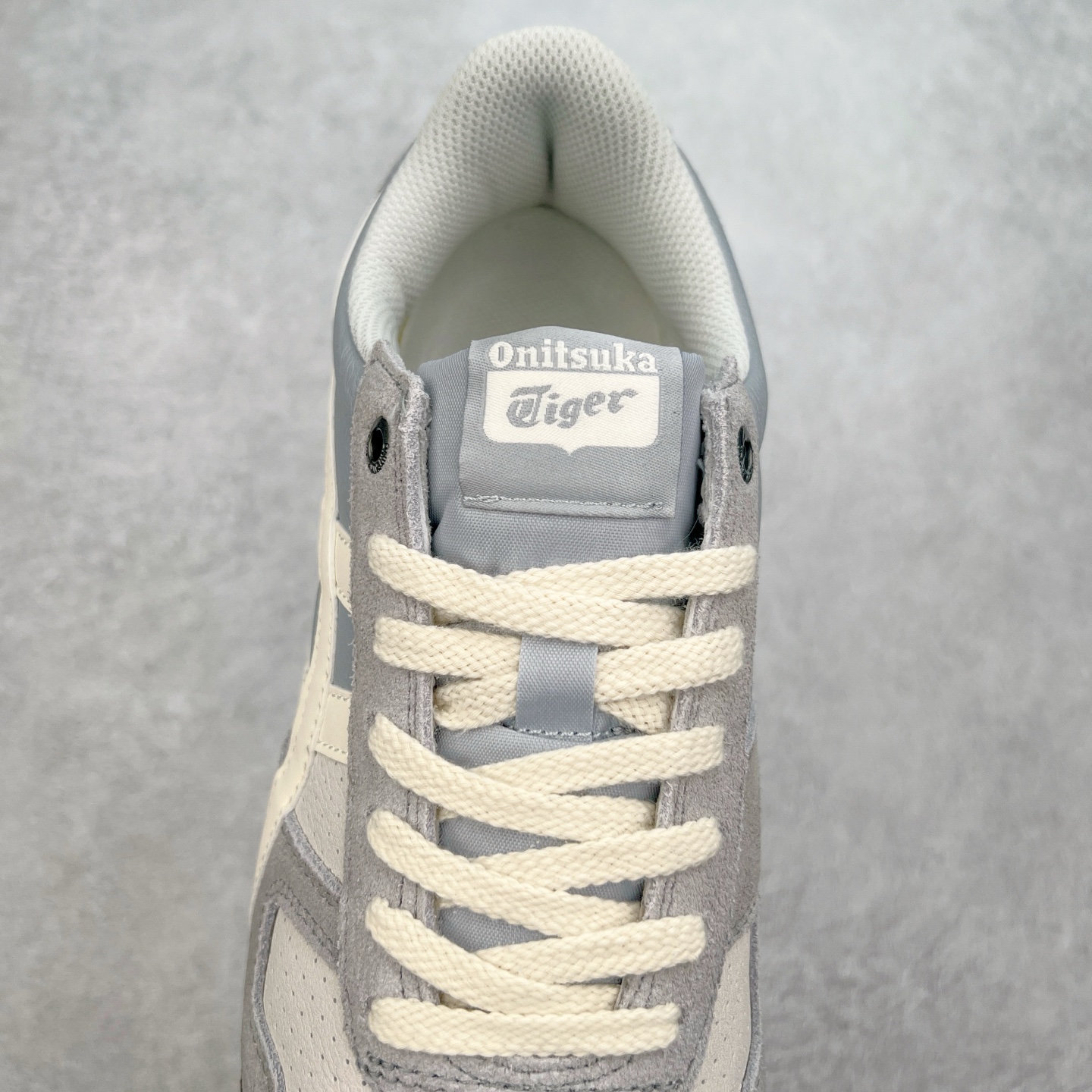 图片[5]-Asics Onitsuka Tiger Ultimate 81 EX 亚瑟士终极系列低帮复古风百搭皮革休闲运动慢跑鞋 采用软质荔枝纹牛培皮鞋面材质 配置OrthoLite鞋垫 轻质Eva缓震组合耐磨橡胶外底 Onitsuka Tiger 鬼塚虎 ULTIMATE 81EX 1183B510 中性款运动鞋 鞋跟底部的缓震孔设计以及TPU后跟保护片强化稳定性 造就合乎新时代高性能运动鞋标准的现代鞋款 牛皮革鞋面 FLYTEFOAM Propel中底增强缓震性与回弹性 鞋跟处采用fuzeGEL缓震胶科技 强化缓震 OrthoLite鞋垫 进一步强化缓震Gel-Kayano超轻量专业运动慢跑鞋 货号：1183B510-103 尺码：36-45-选品中心