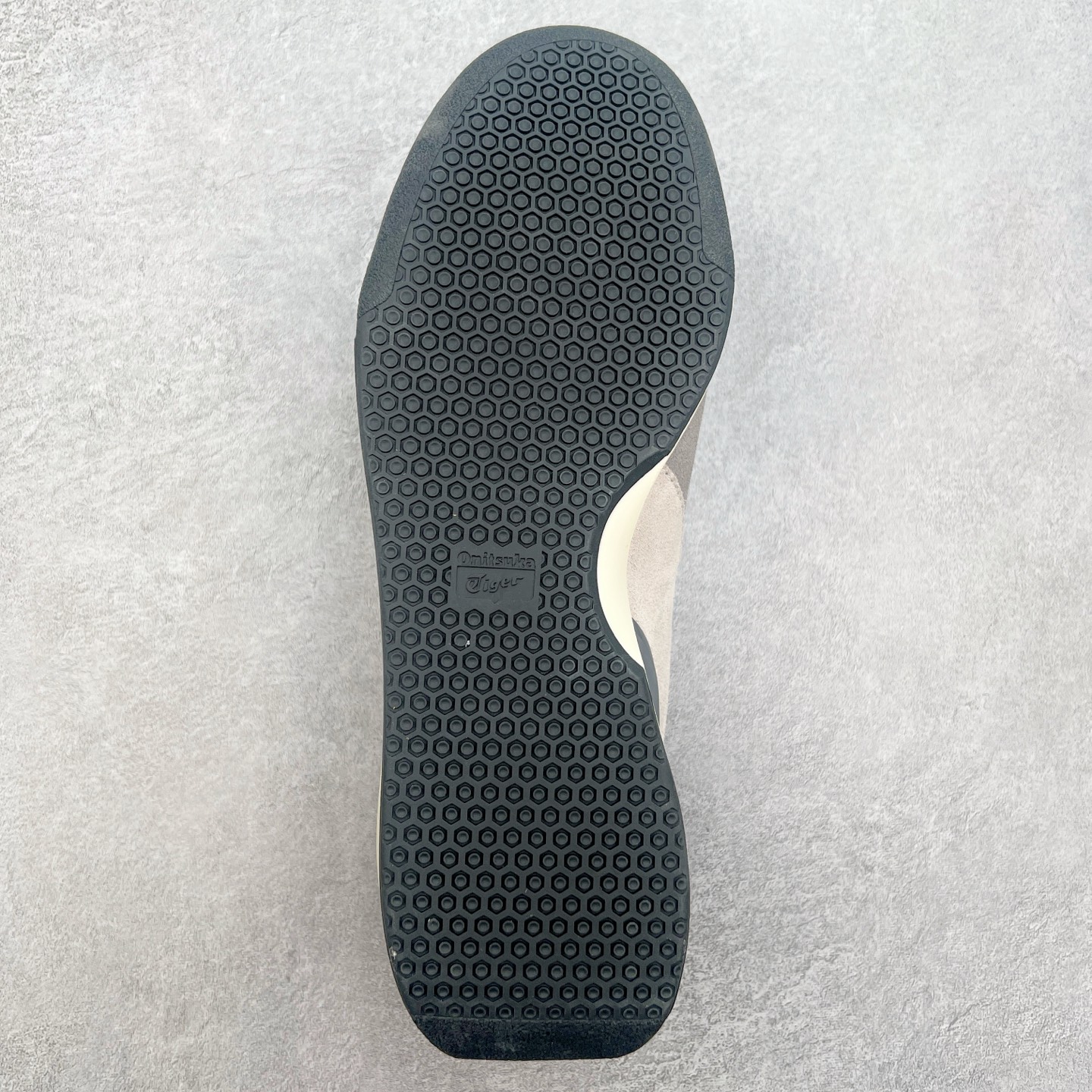 图片[9]-Asics Onitsuka Tiger Ultimate 81 EX 亚瑟士终极系列低帮复古风百搭皮革休闲运动慢跑鞋 采用软质荔枝纹牛培皮鞋面材质 配置OrthoLite鞋垫 轻质Eva缓震组合耐磨橡胶外底 Onitsuka Tiger 鬼塚虎 ULTIMATE 81EX 1183B510 中性款运动鞋 鞋跟底部的缓震孔设计以及TPU后跟保护片强化稳定性 造就合乎新时代高性能运动鞋标准的现代鞋款 牛皮革鞋面 FLYTEFOAM Propel中底增强缓震性与回弹性 鞋跟处采用fuzeGEL缓震胶科技 强化缓震 OrthoLite鞋垫 进一步强化缓震Gel-Kayano超轻量专业运动慢跑鞋 货号：1183B510-103 尺码：36-45-选品中心