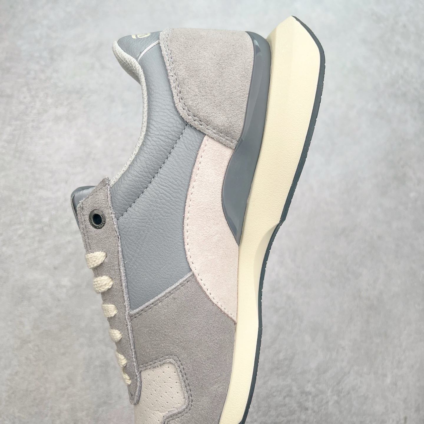 图片[7]-Asics Onitsuka Tiger Ultimate 81 EX 亚瑟士终极系列低帮复古风百搭皮革休闲运动慢跑鞋 采用软质荔枝纹牛培皮鞋面材质 配置OrthoLite鞋垫 轻质Eva缓震组合耐磨橡胶外底 Onitsuka Tiger 鬼塚虎 ULTIMATE 81EX 1183B510 中性款运动鞋 鞋跟底部的缓震孔设计以及TPU后跟保护片强化稳定性 造就合乎新时代高性能运动鞋标准的现代鞋款 牛皮革鞋面 FLYTEFOAM Propel中底增强缓震性与回弹性 鞋跟处采用fuzeGEL缓震胶科技 强化缓震 OrthoLite鞋垫 进一步强化缓震Gel-Kayano超轻量专业运动慢跑鞋 货号：1183B510-103 尺码：36-45-选品中心