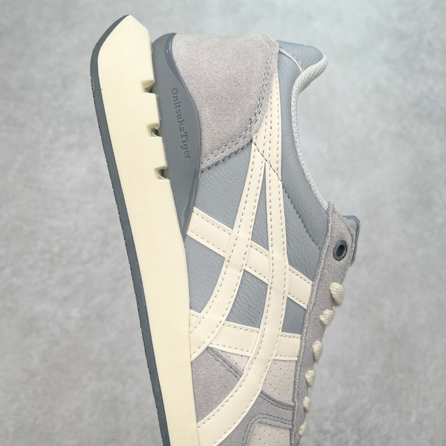 图片[6]-Asics Onitsuka Tiger Ultimate 81 EX 亚瑟士终极系列低帮复古风百搭皮革休闲运动慢跑鞋 采用软质荔枝纹牛培皮鞋面材质 配置OrthoLite鞋垫 轻质Eva缓震组合耐磨橡胶外底 Onitsuka Tiger 鬼塚虎 ULTIMATE 81EX 1183B510 中性款运动鞋 鞋跟底部的缓震孔设计以及TPU后跟保护片强化稳定性 造就合乎新时代高性能运动鞋标准的现代鞋款 牛皮革鞋面 FLYTEFOAM Propel中底增强缓震性与回弹性 鞋跟处采用fuzeGEL缓震胶科技 强化缓震 OrthoLite鞋垫 进一步强化缓震Gel-Kayano超轻量专业运动慢跑鞋 货号：1183B510-103 尺码：36-45-选品中心