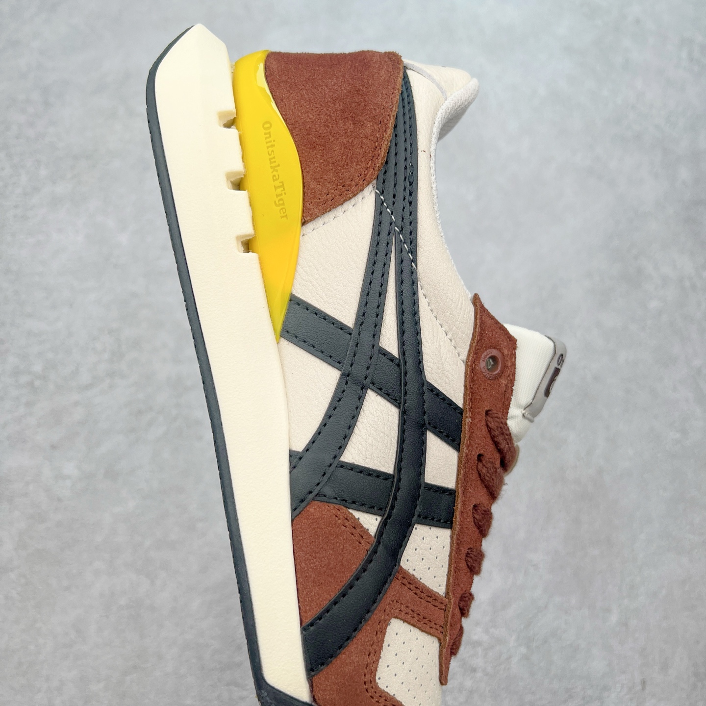 图片[6]-Asics Onitsuka Tiger Ultimate 81 EX 亚瑟士终极系列低帮复古风百搭皮革休闲运动慢跑鞋 采用软质荔枝纹牛培皮鞋面材质 配置OrthoLite鞋垫 轻质Eva缓震组合耐磨橡胶外底 Onitsuka Tiger 鬼塚虎 ULTIMATE 81EX 1183B510 中性款运动鞋 鞋跟底部的缓震孔设计以及TPU后跟保护片强化稳定性 造就合乎新时代高性能运动鞋标准的现代鞋款 牛皮革鞋面 FLYTEFOAM Propel中底增强缓震性与回弹性 鞋跟处采用fuzeGEL缓震胶科技 强化缓震 OrthoLite鞋垫 进一步强化缓震Gel-Kayano超轻量专业运动慢跑鞋 货号：1183B510-103 尺码：36-45-选品中心