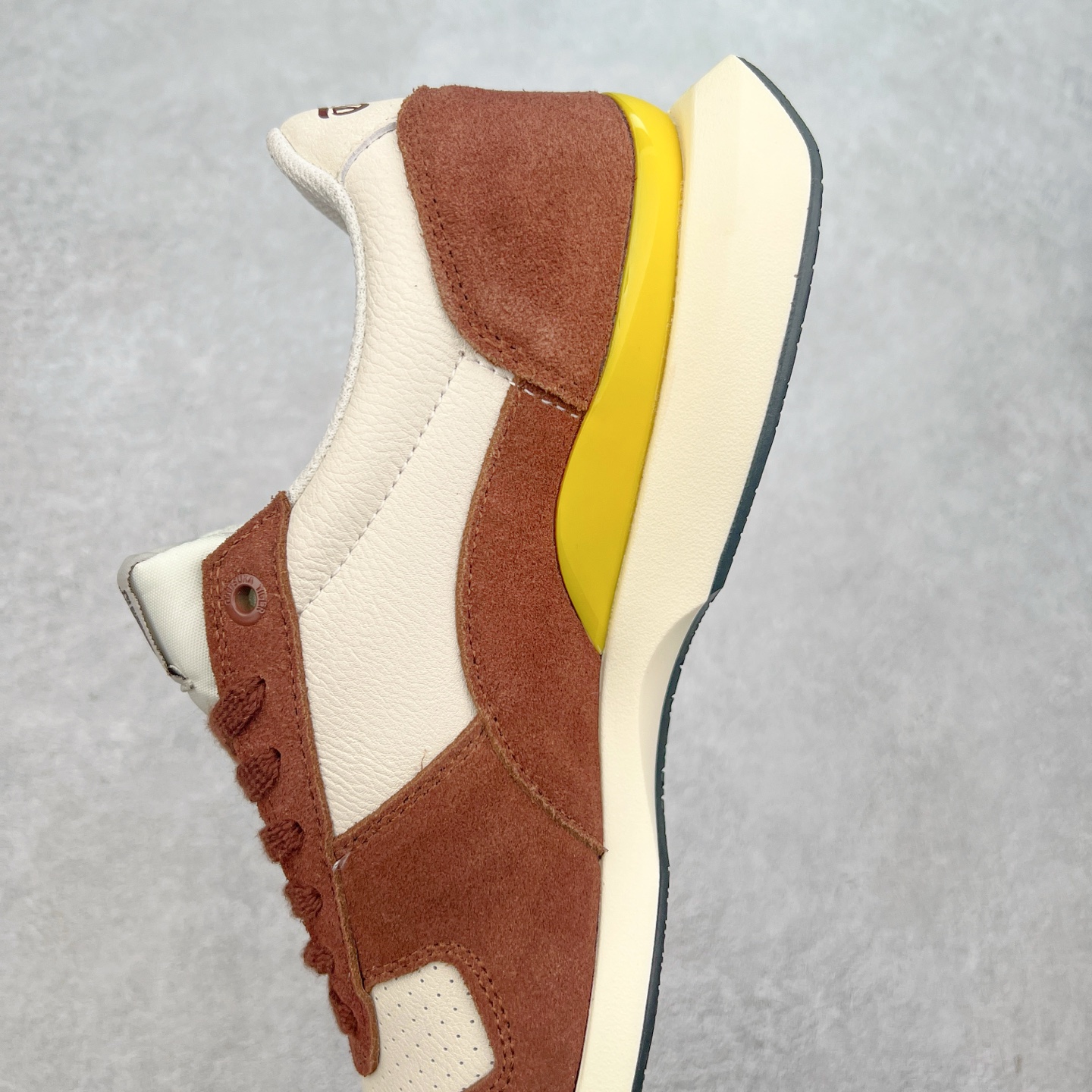 图片[7]-Asics Onitsuka Tiger Ultimate 81 EX 亚瑟士终极系列低帮复古风百搭皮革休闲运动慢跑鞋 采用软质荔枝纹牛培皮鞋面材质 配置OrthoLite鞋垫 轻质Eva缓震组合耐磨橡胶外底 Onitsuka Tiger 鬼塚虎 ULTIMATE 81EX 1183B510 中性款运动鞋 鞋跟底部的缓震孔设计以及TPU后跟保护片强化稳定性 造就合乎新时代高性能运动鞋标准的现代鞋款 牛皮革鞋面 FLYTEFOAM Propel中底增强缓震性与回弹性 鞋跟处采用fuzeGEL缓震胶科技 强化缓震 OrthoLite鞋垫 进一步强化缓震Gel-Kayano超轻量专业运动慢跑鞋 货号：1183B510-103 尺码：36-45-选品中心