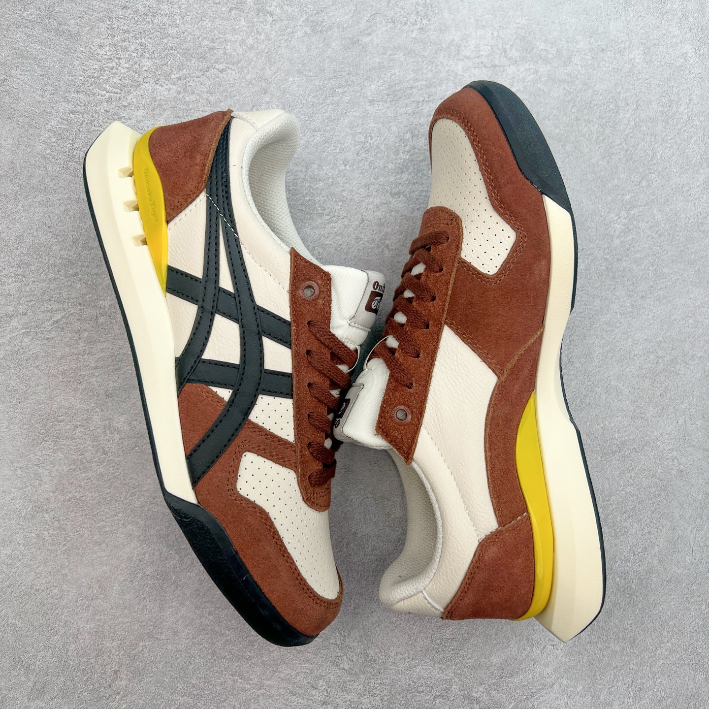 图片[3]-Asics Onitsuka Tiger Ultimate 81 EX 亚瑟士终极系列低帮复古风百搭皮革休闲运动慢跑鞋 采用软质荔枝纹牛培皮鞋面材质 配置OrthoLite鞋垫 轻质Eva缓震组合耐磨橡胶外底 Onitsuka Tiger 鬼塚虎 ULTIMATE 81EX 1183B510 中性款运动鞋 鞋跟底部的缓震孔设计以及TPU后跟保护片强化稳定性 造就合乎新时代高性能运动鞋标准的现代鞋款 牛皮革鞋面 FLYTEFOAM Propel中底增强缓震性与回弹性 鞋跟处采用fuzeGEL缓震胶科技 强化缓震 OrthoLite鞋垫 进一步强化缓震Gel-Kayano超轻量专业运动慢跑鞋 货号：1183B510-103 尺码：36-45-选品中心