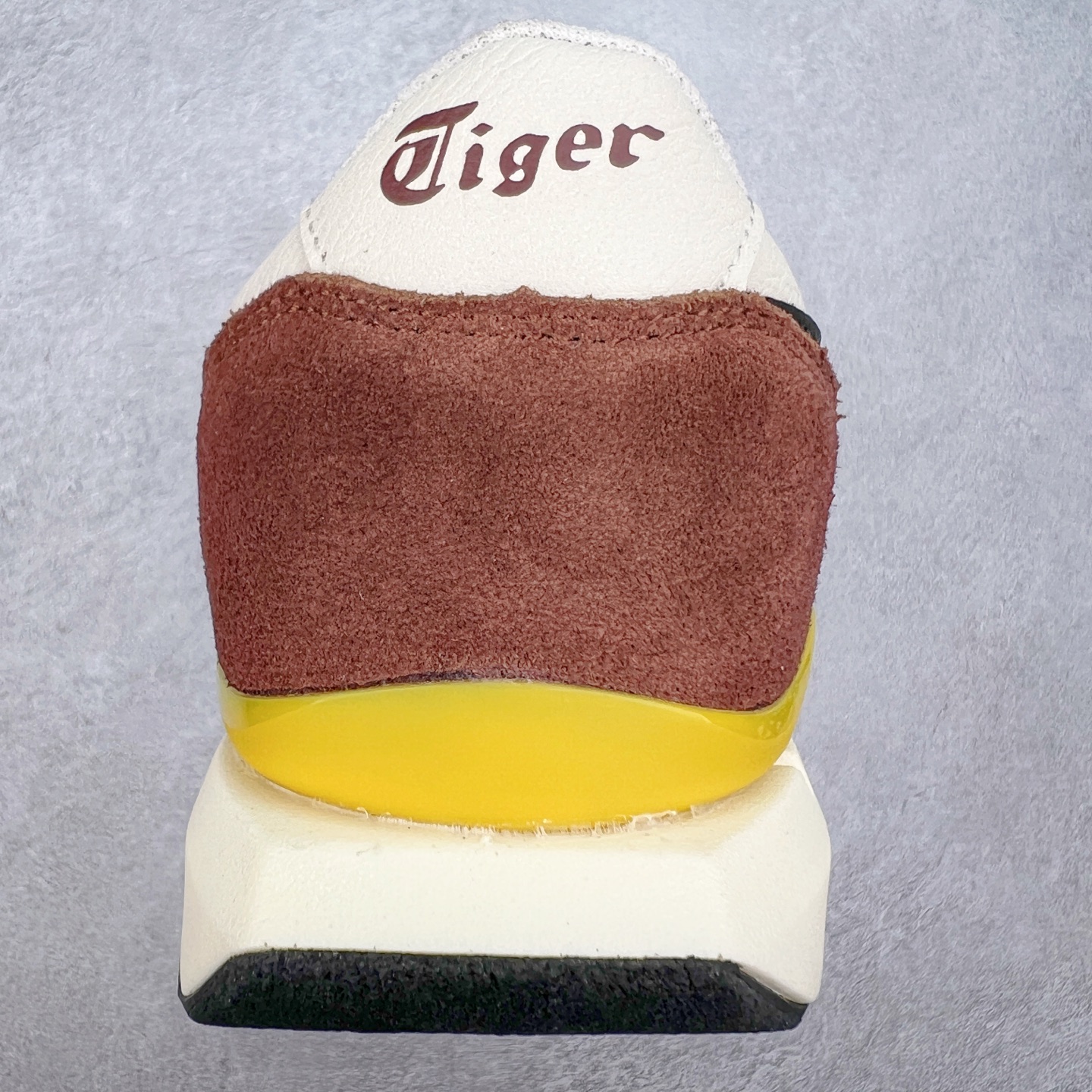 图片[8]-Asics Onitsuka Tiger Ultimate 81 EX 亚瑟士终极系列低帮复古风百搭皮革休闲运动慢跑鞋 采用软质荔枝纹牛培皮鞋面材质 配置OrthoLite鞋垫 轻质Eva缓震组合耐磨橡胶外底 Onitsuka Tiger 鬼塚虎 ULTIMATE 81EX 1183B510 中性款运动鞋 鞋跟底部的缓震孔设计以及TPU后跟保护片强化稳定性 造就合乎新时代高性能运动鞋标准的现代鞋款 牛皮革鞋面 FLYTEFOAM Propel中底增强缓震性与回弹性 鞋跟处采用fuzeGEL缓震胶科技 强化缓震 OrthoLite鞋垫 进一步强化缓震Gel-Kayano超轻量专业运动慢跑鞋 货号：1183B510-103 尺码：36-45-选品中心