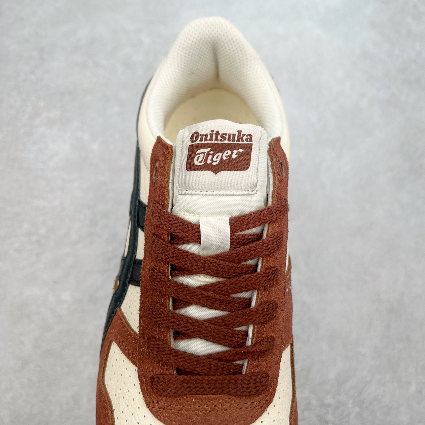 图片[5]-Asics Onitsuka Tiger Ultimate 81 EX 亚瑟士终极系列低帮复古风百搭皮革休闲运动慢跑鞋 采用软质荔枝纹牛培皮鞋面材质 配置OrthoLite鞋垫 轻质Eva缓震组合耐磨橡胶外底 Onitsuka Tiger 鬼塚虎 ULTIMATE 81EX 1183B510 中性款运动鞋 鞋跟底部的缓震孔设计以及TPU后跟保护片强化稳定性 造就合乎新时代高性能运动鞋标准的现代鞋款 牛皮革鞋面 FLYTEFOAM Propel中底增强缓震性与回弹性 鞋跟处采用fuzeGEL缓震胶科技 强化缓震 OrthoLite鞋垫 进一步强化缓震Gel-Kayano超轻量专业运动慢跑鞋 货号：1183B510-103 尺码：36-45-选品中心