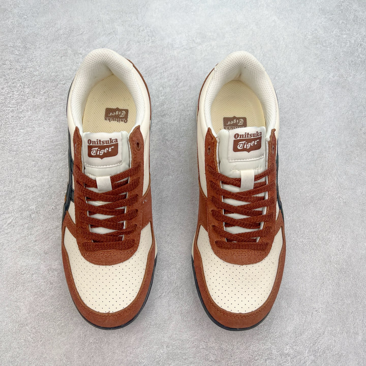 图片[2]-Asics Onitsuka Tiger Ultimate 81 EX 亚瑟士终极系列低帮复古风百搭皮革休闲运动慢跑鞋 采用软质荔枝纹牛培皮鞋面材质 配置OrthoLite鞋垫 轻质Eva缓震组合耐磨橡胶外底 Onitsuka Tiger 鬼塚虎 ULTIMATE 81EX 1183B510 中性款运动鞋 鞋跟底部的缓震孔设计以及TPU后跟保护片强化稳定性 造就合乎新时代高性能运动鞋标准的现代鞋款 牛皮革鞋面 FLYTEFOAM Propel中底增强缓震性与回弹性 鞋跟处采用fuzeGEL缓震胶科技 强化缓震 OrthoLite鞋垫 进一步强化缓震Gel-Kayano超轻量专业运动慢跑鞋 货号：1183B510-103 尺码：36-45-选品中心