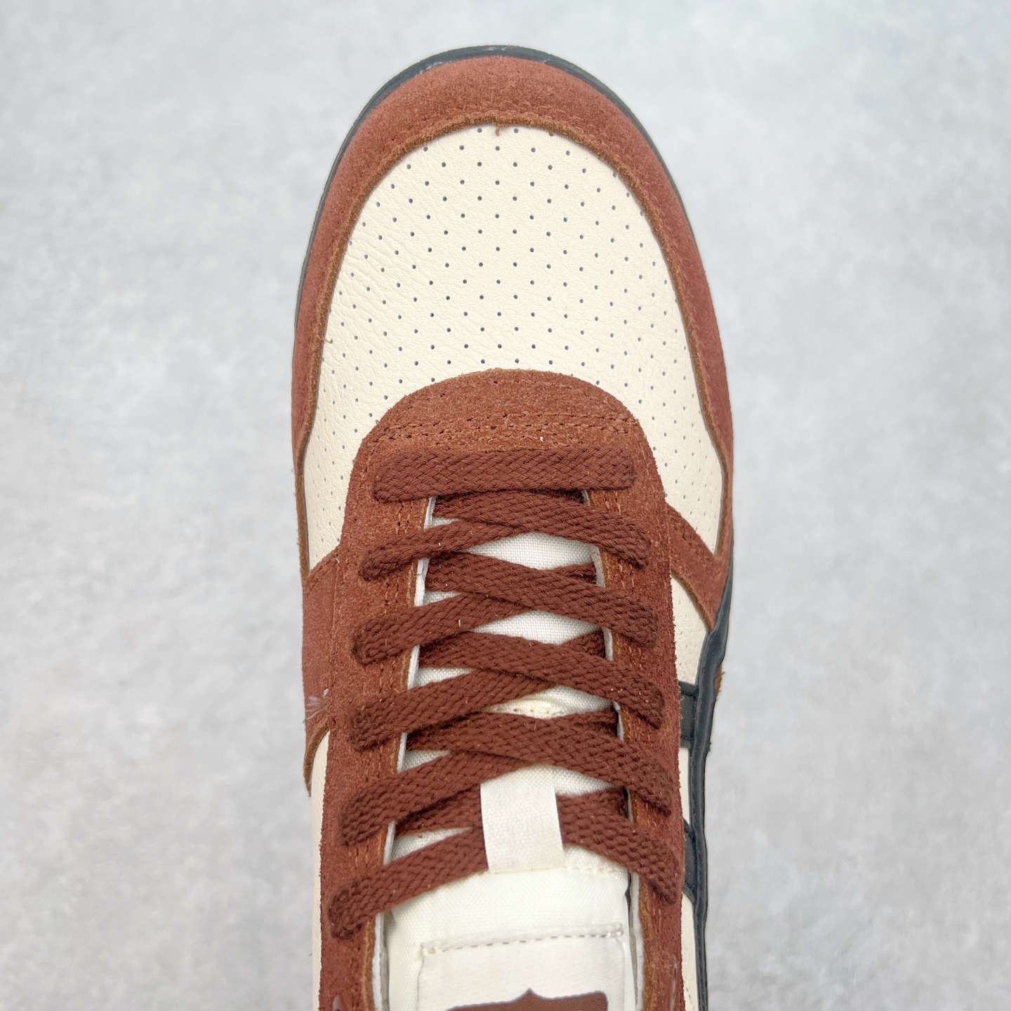 图片[4]-Asics Onitsuka Tiger Ultimate 81 EX 亚瑟士终极系列低帮复古风百搭皮革休闲运动慢跑鞋 采用软质荔枝纹牛培皮鞋面材质 配置OrthoLite鞋垫 轻质Eva缓震组合耐磨橡胶外底 Onitsuka Tiger 鬼塚虎 ULTIMATE 81EX 1183B510 中性款运动鞋 鞋跟底部的缓震孔设计以及TPU后跟保护片强化稳定性 造就合乎新时代高性能运动鞋标准的现代鞋款 牛皮革鞋面 FLYTEFOAM Propel中底增强缓震性与回弹性 鞋跟处采用fuzeGEL缓震胶科技 强化缓震 OrthoLite鞋垫 进一步强化缓震Gel-Kayano超轻量专业运动慢跑鞋 货号：1183B510-103 尺码：36-45-选品中心