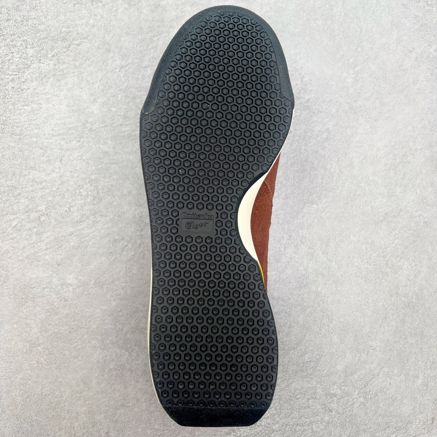 图片[9]-Asics Onitsuka Tiger Ultimate 81 EX 亚瑟士终极系列低帮复古风百搭皮革休闲运动慢跑鞋 采用软质荔枝纹牛培皮鞋面材质 配置OrthoLite鞋垫 轻质Eva缓震组合耐磨橡胶外底 Onitsuka Tiger 鬼塚虎 ULTIMATE 81EX 1183B510 中性款运动鞋 鞋跟底部的缓震孔设计以及TPU后跟保护片强化稳定性 造就合乎新时代高性能运动鞋标准的现代鞋款 牛皮革鞋面 FLYTEFOAM Propel中底增强缓震性与回弹性 鞋跟处采用fuzeGEL缓震胶科技 强化缓震 OrthoLite鞋垫 进一步强化缓震Gel-Kayano超轻量专业运动慢跑鞋 货号：1183B510-103 尺码：36-45-选品中心