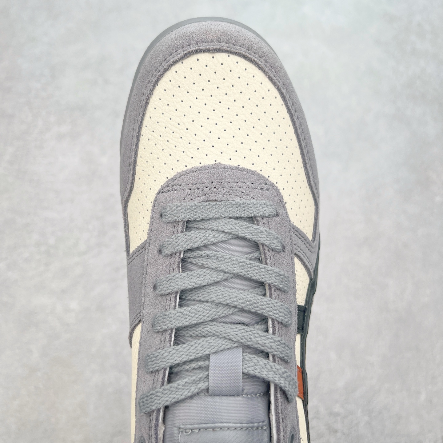 图片[4]-Asics Onitsuka Tiger Ultimate 81 EX 亚瑟士终极系列低帮复古风百搭皮革休闲运动慢跑鞋 采用软质荔枝纹牛培皮鞋面材质 配置OrthoLite鞋垫 轻质Eva缓震组合耐磨橡胶外底 Onitsuka Tiger 鬼塚虎 ULTIMATE 81EX 1183B510 中性款运动鞋 鞋跟底部的缓震孔设计以及TPU后跟保护片强化稳定性 造就合乎新时代高性能运动鞋标准的现代鞋款 牛皮革鞋面 FLYTEFOAM Propel中底增强缓震性与回弹性 鞋跟处采用fuzeGEL缓震胶科技 强化缓震 OrthoLite鞋垫 进一步强化缓震Gel-Kayano超轻量专业运动慢跑鞋 货号：1183B510-103 尺码：36-45-选品中心