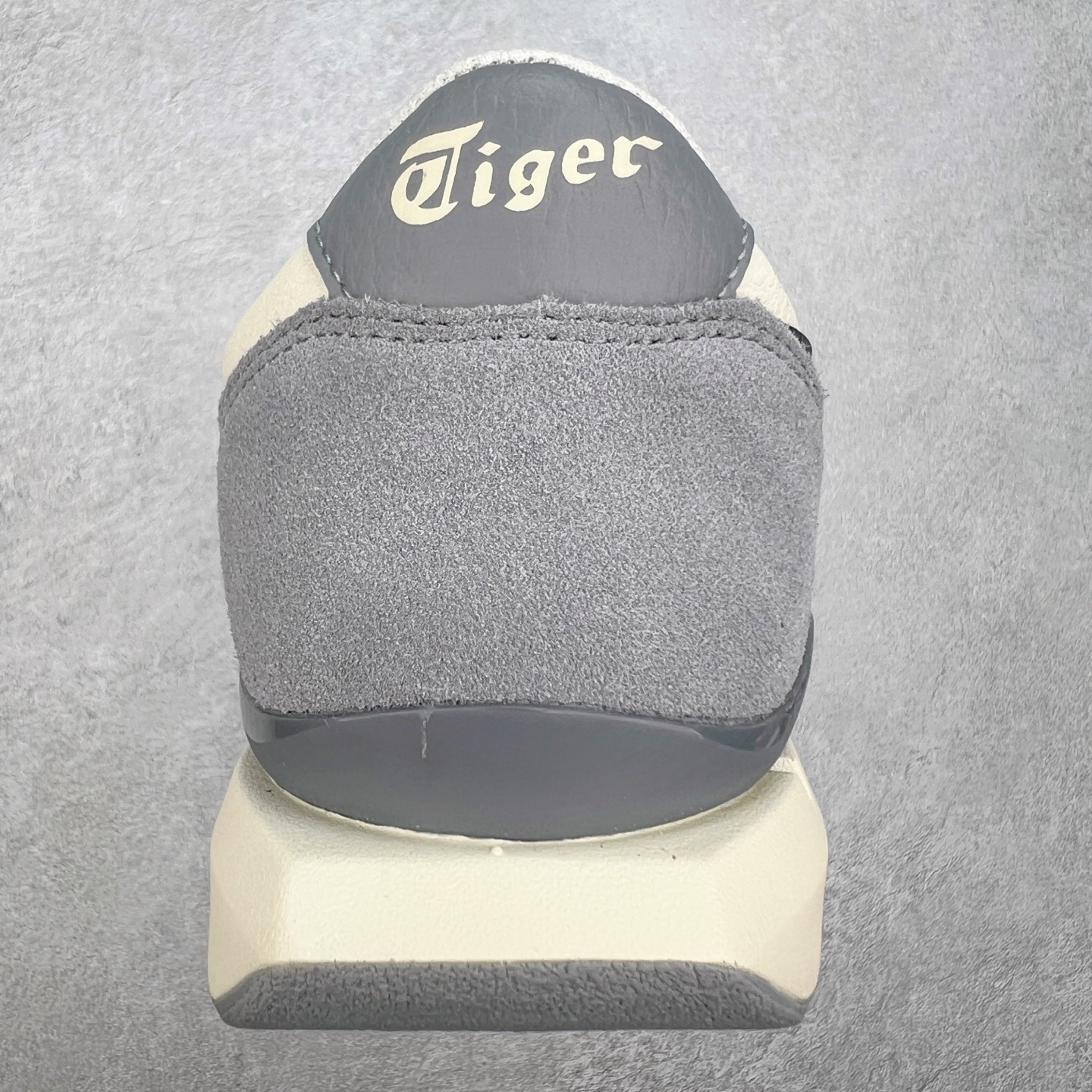 图片[8]-Asics Onitsuka Tiger Ultimate 81 EX 亚瑟士终极系列低帮复古风百搭皮革休闲运动慢跑鞋 采用软质荔枝纹牛培皮鞋面材质 配置OrthoLite鞋垫 轻质Eva缓震组合耐磨橡胶外底 Onitsuka Tiger 鬼塚虎 ULTIMATE 81EX 1183B510 中性款运动鞋 鞋跟底部的缓震孔设计以及TPU后跟保护片强化稳定性 造就合乎新时代高性能运动鞋标准的现代鞋款 牛皮革鞋面 FLYTEFOAM Propel中底增强缓震性与回弹性 鞋跟处采用fuzeGEL缓震胶科技 强化缓震 OrthoLite鞋垫 进一步强化缓震Gel-Kayano超轻量专业运动慢跑鞋 货号：1183B510-103 尺码：36-45-选品中心