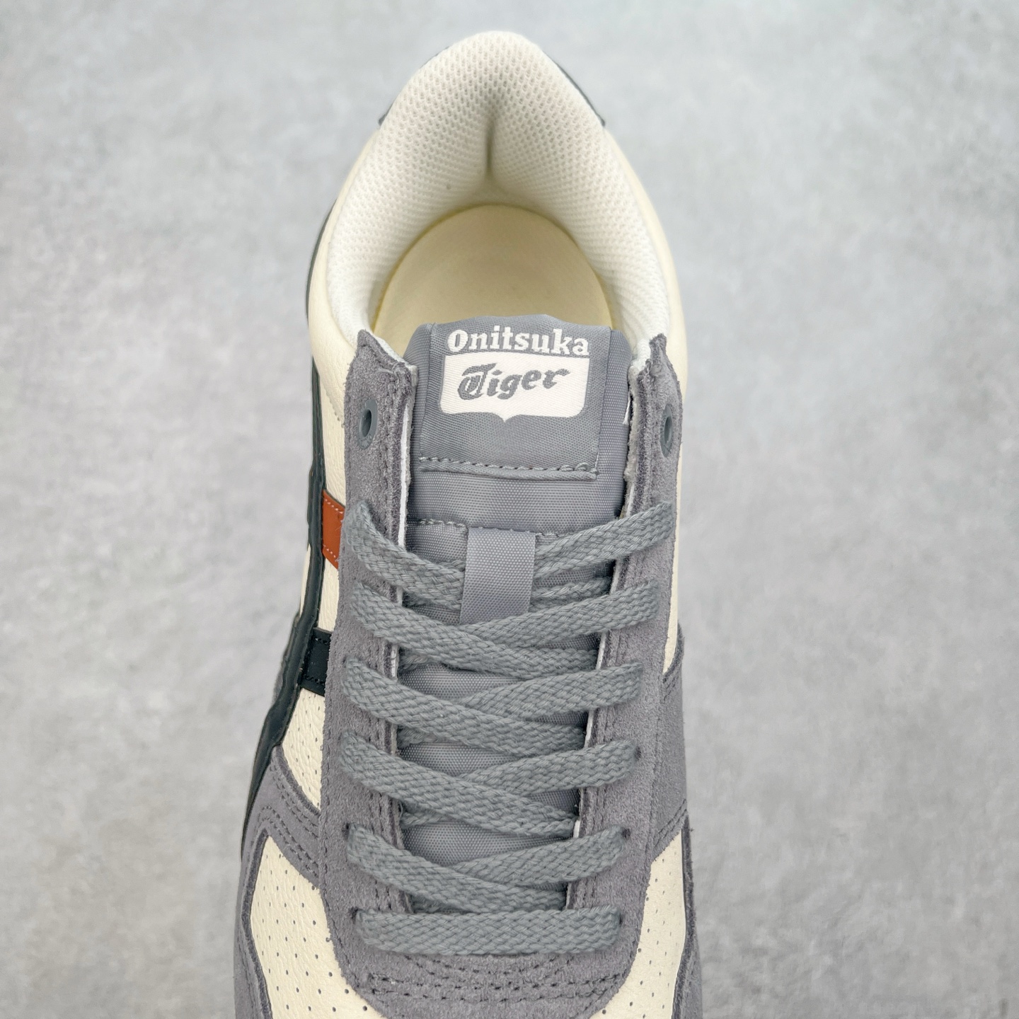 图片[5]-Asics Onitsuka Tiger Ultimate 81 EX 亚瑟士终极系列低帮复古风百搭皮革休闲运动慢跑鞋 采用软质荔枝纹牛培皮鞋面材质 配置OrthoLite鞋垫 轻质Eva缓震组合耐磨橡胶外底 Onitsuka Tiger 鬼塚虎 ULTIMATE 81EX 1183B510 中性款运动鞋 鞋跟底部的缓震孔设计以及TPU后跟保护片强化稳定性 造就合乎新时代高性能运动鞋标准的现代鞋款 牛皮革鞋面 FLYTEFOAM Propel中底增强缓震性与回弹性 鞋跟处采用fuzeGEL缓震胶科技 强化缓震 OrthoLite鞋垫 进一步强化缓震Gel-Kayano超轻量专业运动慢跑鞋 货号：1183B510-103 尺码：36-45-选品中心