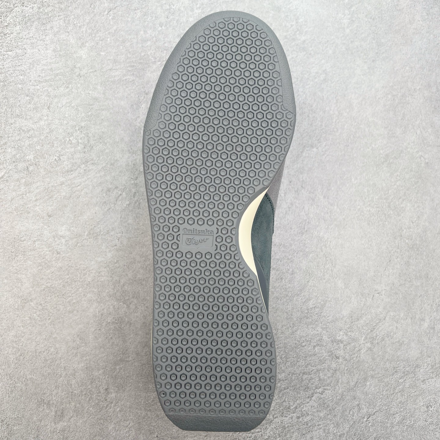 图片[9]-Asics Onitsuka Tiger Ultimate 81 EX 亚瑟士终极系列低帮复古风百搭皮革休闲运动慢跑鞋 采用软质荔枝纹牛培皮鞋面材质 配置OrthoLite鞋垫 轻质Eva缓震组合耐磨橡胶外底 Onitsuka Tiger 鬼塚虎 ULTIMATE 81EX 1183B510 中性款运动鞋 鞋跟底部的缓震孔设计以及TPU后跟保护片强化稳定性 造就合乎新时代高性能运动鞋标准的现代鞋款 牛皮革鞋面 FLYTEFOAM Propel中底增强缓震性与回弹性 鞋跟处采用fuzeGEL缓震胶科技 强化缓震 OrthoLite鞋垫 进一步强化缓震Gel-Kayano超轻量专业运动慢跑鞋 货号：1183B510-103 尺码：36-45-选品中心