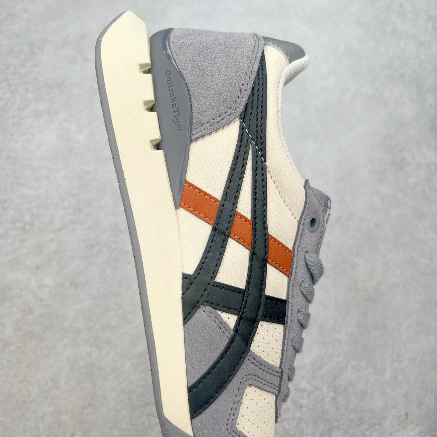 图片[6]-Asics Onitsuka Tiger Ultimate 81 EX 亚瑟士终极系列低帮复古风百搭皮革休闲运动慢跑鞋 采用软质荔枝纹牛培皮鞋面材质 配置OrthoLite鞋垫 轻质Eva缓震组合耐磨橡胶外底 Onitsuka Tiger 鬼塚虎 ULTIMATE 81EX 1183B510 中性款运动鞋 鞋跟底部的缓震孔设计以及TPU后跟保护片强化稳定性 造就合乎新时代高性能运动鞋标准的现代鞋款 牛皮革鞋面 FLYTEFOAM Propel中底增强缓震性与回弹性 鞋跟处采用fuzeGEL缓震胶科技 强化缓震 OrthoLite鞋垫 进一步强化缓震Gel-Kayano超轻量专业运动慢跑鞋 货号：1183B510-103 尺码：36-45-选品中心