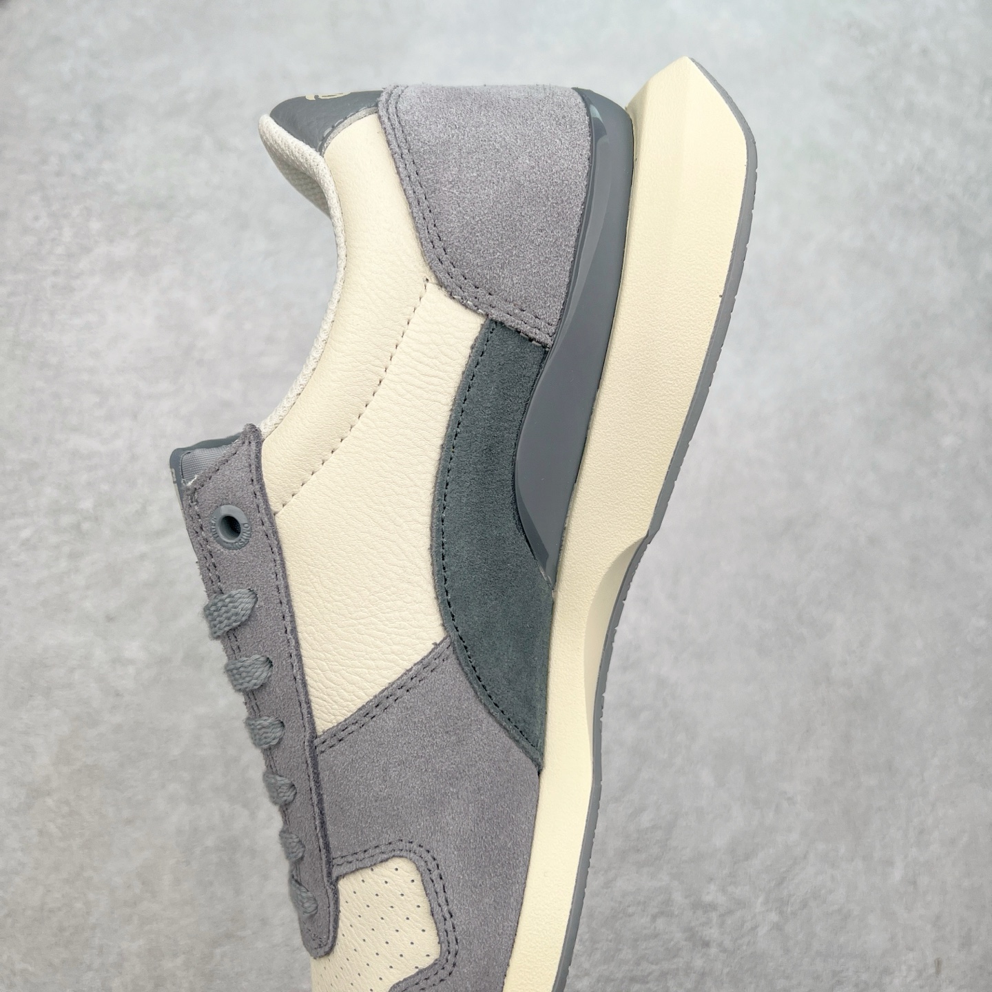 图片[7]-Asics Onitsuka Tiger Ultimate 81 EX 亚瑟士终极系列低帮复古风百搭皮革休闲运动慢跑鞋 采用软质荔枝纹牛培皮鞋面材质 配置OrthoLite鞋垫 轻质Eva缓震组合耐磨橡胶外底 Onitsuka Tiger 鬼塚虎 ULTIMATE 81EX 1183B510 中性款运动鞋 鞋跟底部的缓震孔设计以及TPU后跟保护片强化稳定性 造就合乎新时代高性能运动鞋标准的现代鞋款 牛皮革鞋面 FLYTEFOAM Propel中底增强缓震性与回弹性 鞋跟处采用fuzeGEL缓震胶科技 强化缓震 OrthoLite鞋垫 进一步强化缓震Gel-Kayano超轻量专业运动慢跑鞋 货号：1183B510-103 尺码：36-45-选品中心