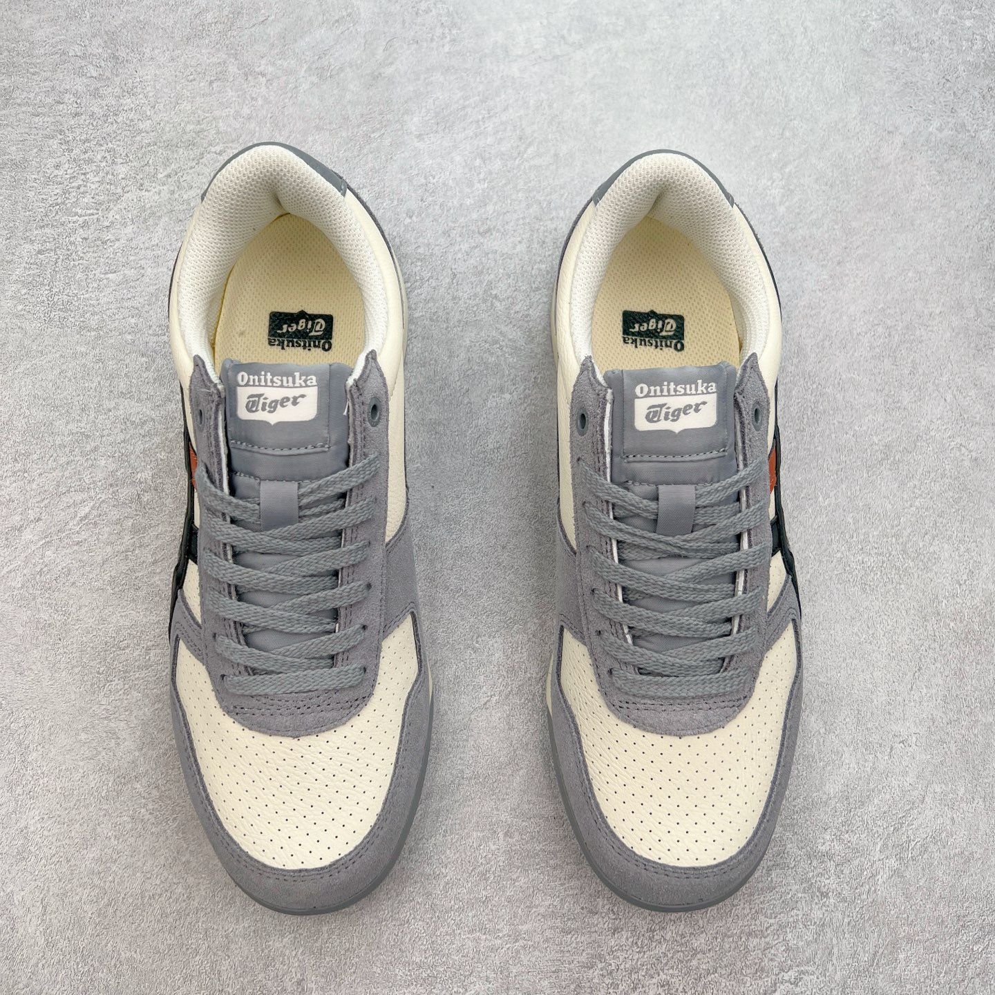 图片[2]-Asics Onitsuka Tiger Ultimate 81 EX 亚瑟士终极系列低帮复古风百搭皮革休闲运动慢跑鞋 采用软质荔枝纹牛培皮鞋面材质 配置OrthoLite鞋垫 轻质Eva缓震组合耐磨橡胶外底 Onitsuka Tiger 鬼塚虎 ULTIMATE 81EX 1183B510 中性款运动鞋 鞋跟底部的缓震孔设计以及TPU后跟保护片强化稳定性 造就合乎新时代高性能运动鞋标准的现代鞋款 牛皮革鞋面 FLYTEFOAM Propel中底增强缓震性与回弹性 鞋跟处采用fuzeGEL缓震胶科技 强化缓震 OrthoLite鞋垫 进一步强化缓震Gel-Kayano超轻量专业运动慢跑鞋 货号：1183B510-103 尺码：36-45-选品中心