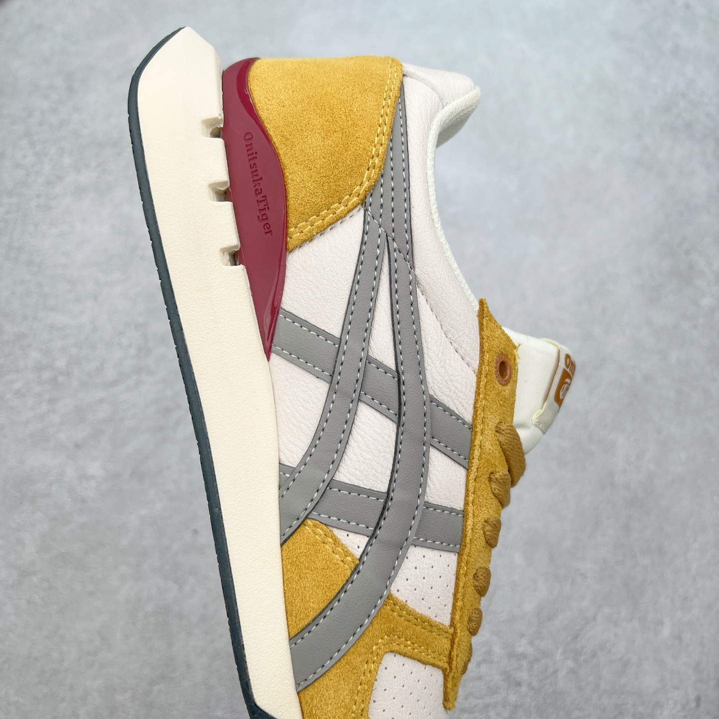 图片[6]-Asics Onitsuka Tiger Ultimate 81 EX 亚瑟士终极系列低帮复古风百搭皮革休闲运动慢跑鞋 采用软质荔枝纹牛培皮鞋面材质 配置OrthoLite鞋垫 轻质Eva缓震组合耐磨橡胶外底 Onitsuka Tiger 鬼塚虎 ULTIMATE 81EX 1183B510 中性款运动鞋 鞋跟底部的缓震孔设计以及TPU后跟保护片强化稳定性 造就合乎新时代高性能运动鞋标准的现代鞋款 牛皮革鞋面 FLYTEFOAM Propel中底增强缓震性与回弹性 鞋跟处采用fuzeGEL缓震胶科技 强化缓震 OrthoLite鞋垫 进一步强化缓震Gel-Kayano超轻量专业运动慢跑鞋 货号：1183B510-103 尺码：36-45-选品中心