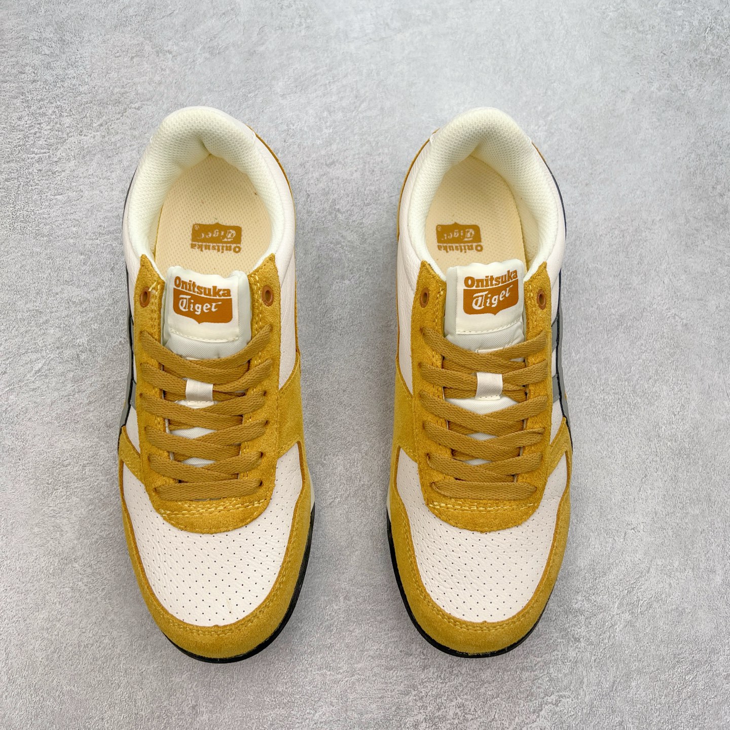 图片[2]-Asics Onitsuka Tiger Ultimate 81 EX 亚瑟士终极系列低帮复古风百搭皮革休闲运动慢跑鞋 采用软质荔枝纹牛培皮鞋面材质 配置OrthoLite鞋垫 轻质Eva缓震组合耐磨橡胶外底 Onitsuka Tiger 鬼塚虎 ULTIMATE 81EX 1183B510 中性款运动鞋 鞋跟底部的缓震孔设计以及TPU后跟保护片强化稳定性 造就合乎新时代高性能运动鞋标准的现代鞋款 牛皮革鞋面 FLYTEFOAM Propel中底增强缓震性与回弹性 鞋跟处采用fuzeGEL缓震胶科技 强化缓震 OrthoLite鞋垫 进一步强化缓震Gel-Kayano超轻量专业运动慢跑鞋 货号：1183B510-103 尺码：36-45-选品中心