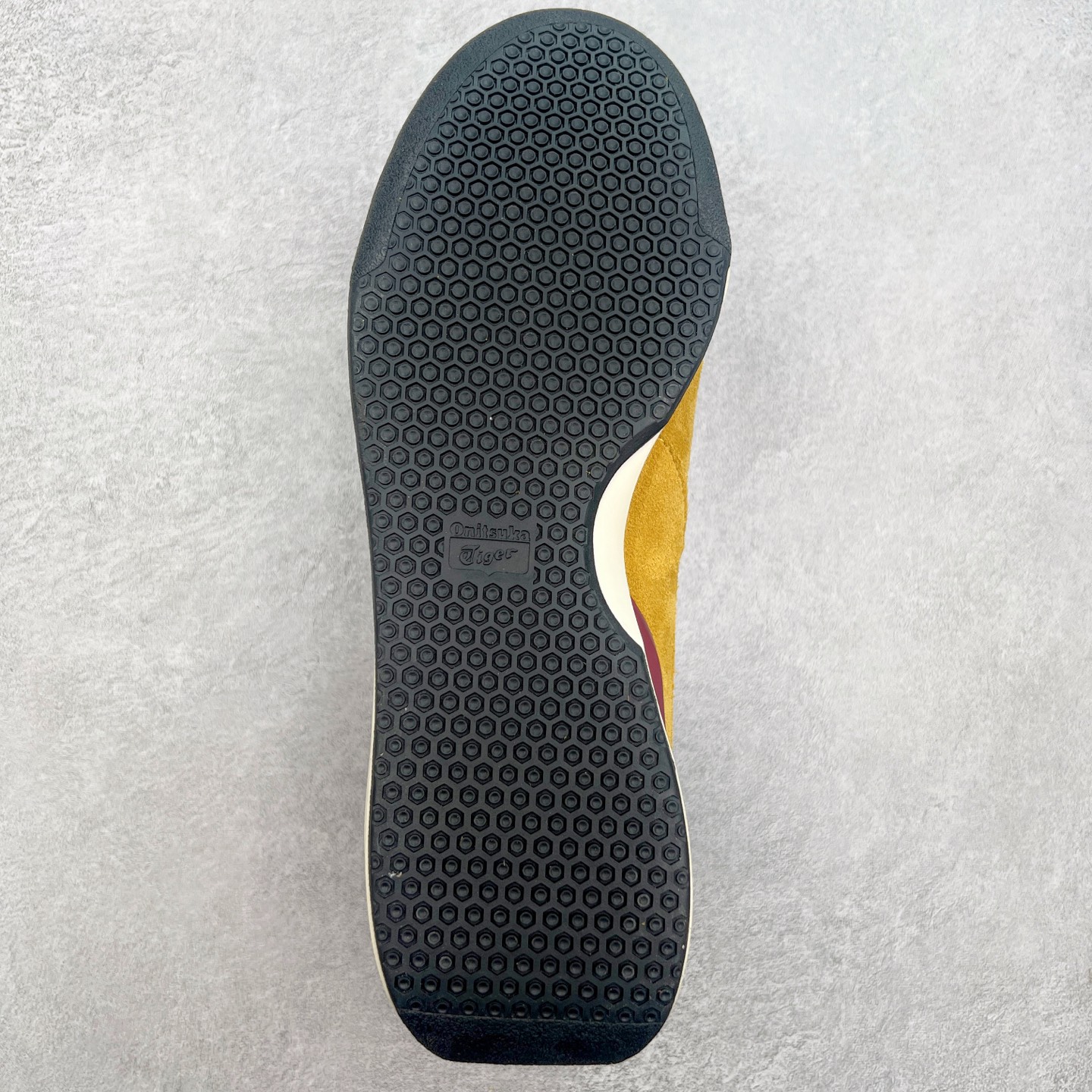 图片[9]-Asics Onitsuka Tiger Ultimate 81 EX 亚瑟士终极系列低帮复古风百搭皮革休闲运动慢跑鞋 采用软质荔枝纹牛培皮鞋面材质 配置OrthoLite鞋垫 轻质Eva缓震组合耐磨橡胶外底 Onitsuka Tiger 鬼塚虎 ULTIMATE 81EX 1183B510 中性款运动鞋 鞋跟底部的缓震孔设计以及TPU后跟保护片强化稳定性 造就合乎新时代高性能运动鞋标准的现代鞋款 牛皮革鞋面 FLYTEFOAM Propel中底增强缓震性与回弹性 鞋跟处采用fuzeGEL缓震胶科技 强化缓震 OrthoLite鞋垫 进一步强化缓震Gel-Kayano超轻量专业运动慢跑鞋 货号：1183B510-103 尺码：36-45-选品中心