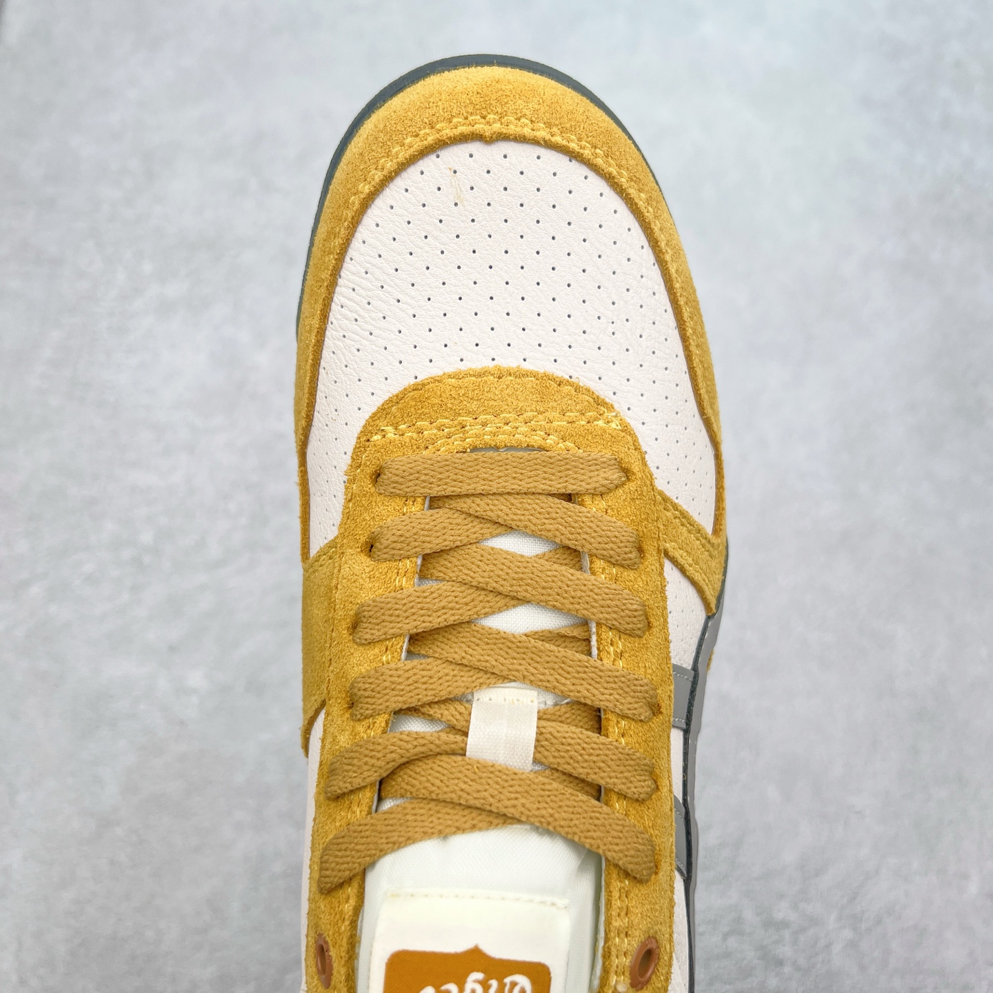 图片[4]-Asics Onitsuka Tiger Ultimate 81 EX 亚瑟士终极系列低帮复古风百搭皮革休闲运动慢跑鞋 采用软质荔枝纹牛培皮鞋面材质 配置OrthoLite鞋垫 轻质Eva缓震组合耐磨橡胶外底 Onitsuka Tiger 鬼塚虎 ULTIMATE 81EX 1183B510 中性款运动鞋 鞋跟底部的缓震孔设计以及TPU后跟保护片强化稳定性 造就合乎新时代高性能运动鞋标准的现代鞋款 牛皮革鞋面 FLYTEFOAM Propel中底增强缓震性与回弹性 鞋跟处采用fuzeGEL缓震胶科技 强化缓震 OrthoLite鞋垫 进一步强化缓震Gel-Kayano超轻量专业运动慢跑鞋 货号：1183B510-103 尺码：36-45-选品中心