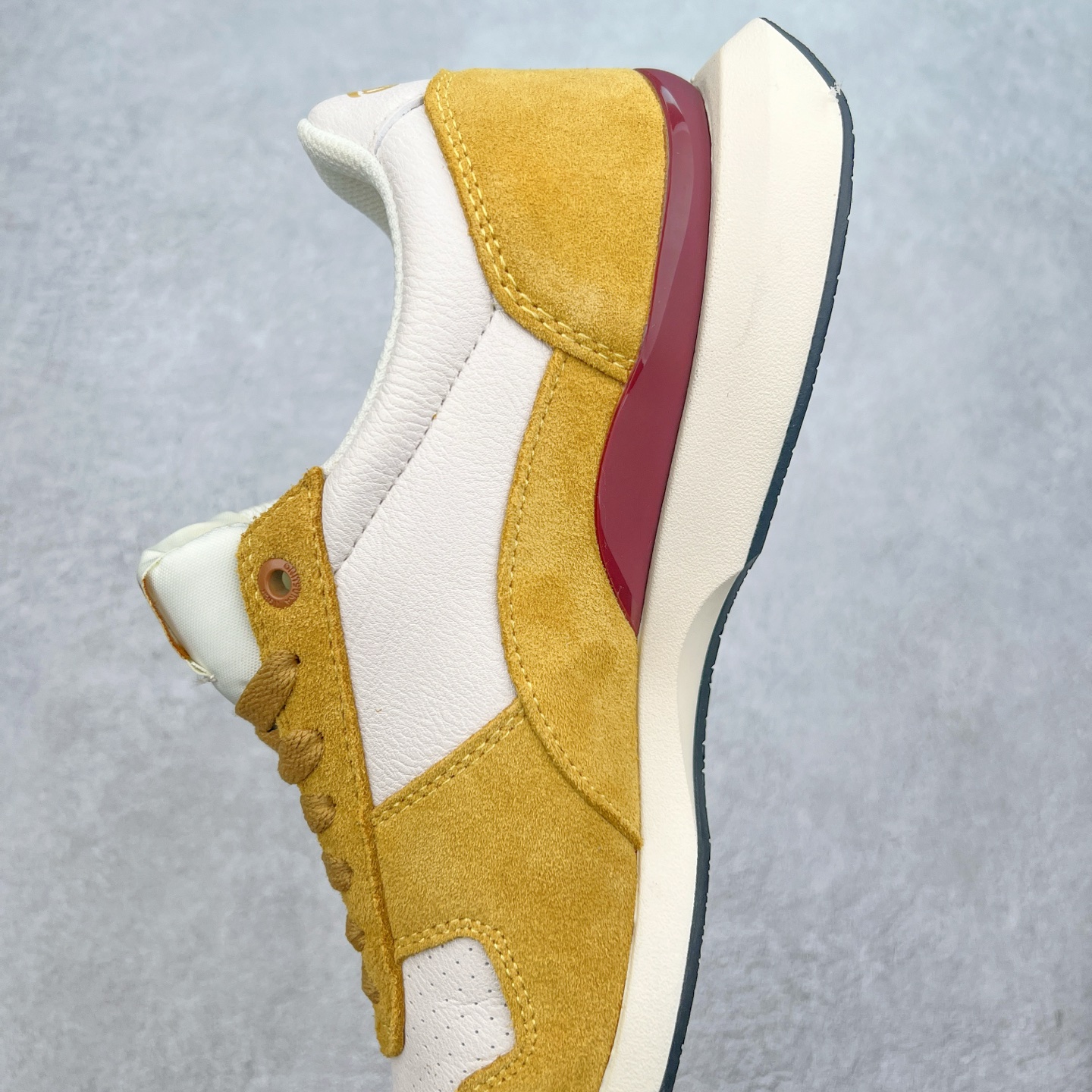 图片[7]-Asics Onitsuka Tiger Ultimate 81 EX 亚瑟士终极系列低帮复古风百搭皮革休闲运动慢跑鞋 采用软质荔枝纹牛培皮鞋面材质 配置OrthoLite鞋垫 轻质Eva缓震组合耐磨橡胶外底 Onitsuka Tiger 鬼塚虎 ULTIMATE 81EX 1183B510 中性款运动鞋 鞋跟底部的缓震孔设计以及TPU后跟保护片强化稳定性 造就合乎新时代高性能运动鞋标准的现代鞋款 牛皮革鞋面 FLYTEFOAM Propel中底增强缓震性与回弹性 鞋跟处采用fuzeGEL缓震胶科技 强化缓震 OrthoLite鞋垫 进一步强化缓震Gel-Kayano超轻量专业运动慢跑鞋 货号：1183B510-103 尺码：36-45-选品中心