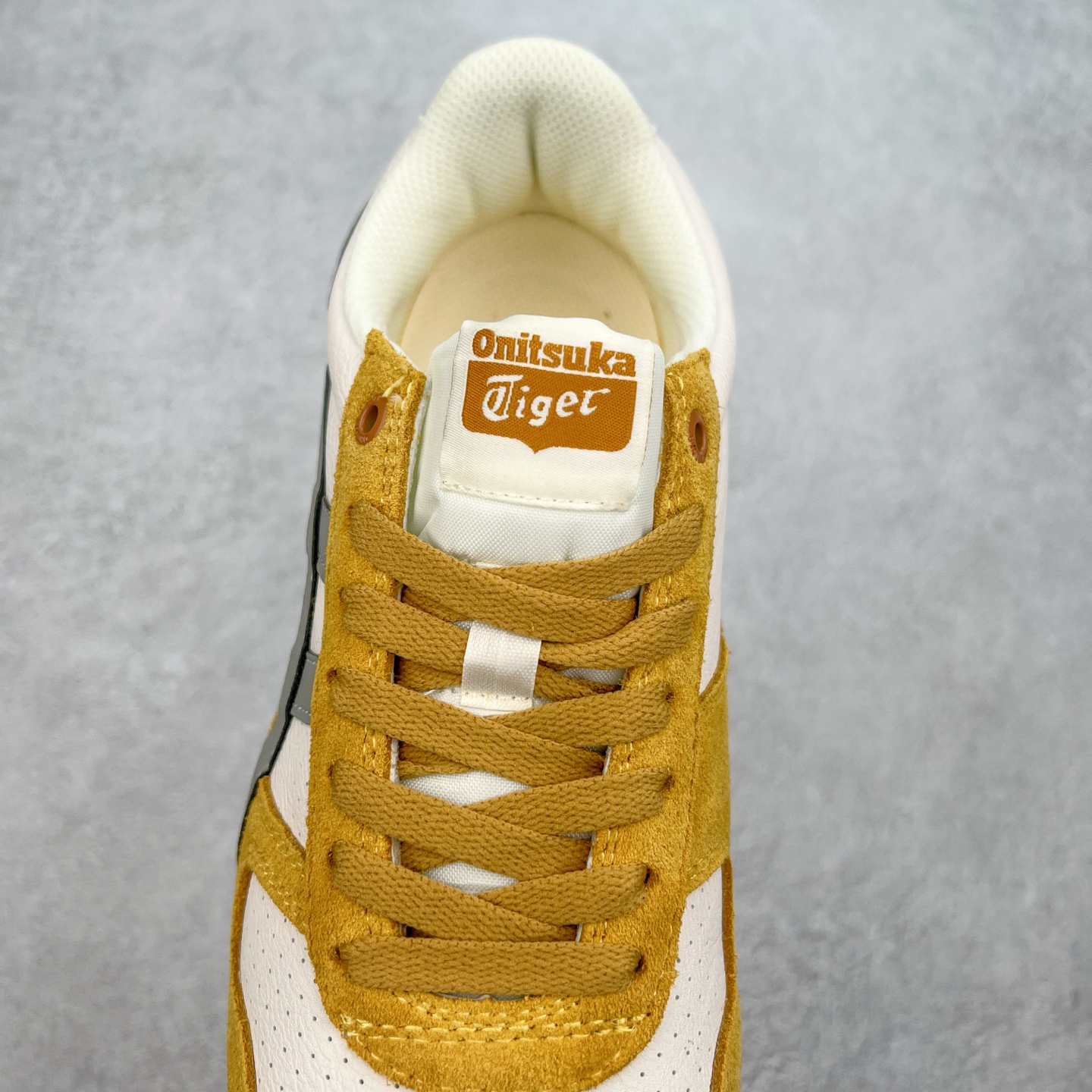 图片[5]-Asics Onitsuka Tiger Ultimate 81 EX 亚瑟士终极系列低帮复古风百搭皮革休闲运动慢跑鞋 采用软质荔枝纹牛培皮鞋面材质 配置OrthoLite鞋垫 轻质Eva缓震组合耐磨橡胶外底 Onitsuka Tiger 鬼塚虎 ULTIMATE 81EX 1183B510 中性款运动鞋 鞋跟底部的缓震孔设计以及TPU后跟保护片强化稳定性 造就合乎新时代高性能运动鞋标准的现代鞋款 牛皮革鞋面 FLYTEFOAM Propel中底增强缓震性与回弹性 鞋跟处采用fuzeGEL缓震胶科技 强化缓震 OrthoLite鞋垫 进一步强化缓震Gel-Kayano超轻量专业运动慢跑鞋 货号：1183B510-103 尺码：36-45-选品中心