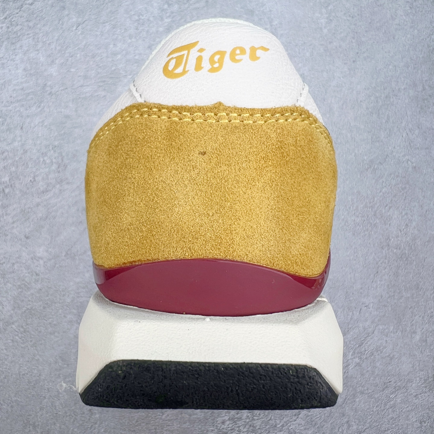 图片[8]-Asics Onitsuka Tiger Ultimate 81 EX 亚瑟士终极系列低帮复古风百搭皮革休闲运动慢跑鞋 采用软质荔枝纹牛培皮鞋面材质 配置OrthoLite鞋垫 轻质Eva缓震组合耐磨橡胶外底 Onitsuka Tiger 鬼塚虎 ULTIMATE 81EX 1183B510 中性款运动鞋 鞋跟底部的缓震孔设计以及TPU后跟保护片强化稳定性 造就合乎新时代高性能运动鞋标准的现代鞋款 牛皮革鞋面 FLYTEFOAM Propel中底增强缓震性与回弹性 鞋跟处采用fuzeGEL缓震胶科技 强化缓震 OrthoLite鞋垫 进一步强化缓震Gel-Kayano超轻量专业运动慢跑鞋 货号：1183B510-103 尺码：36-45-选品中心