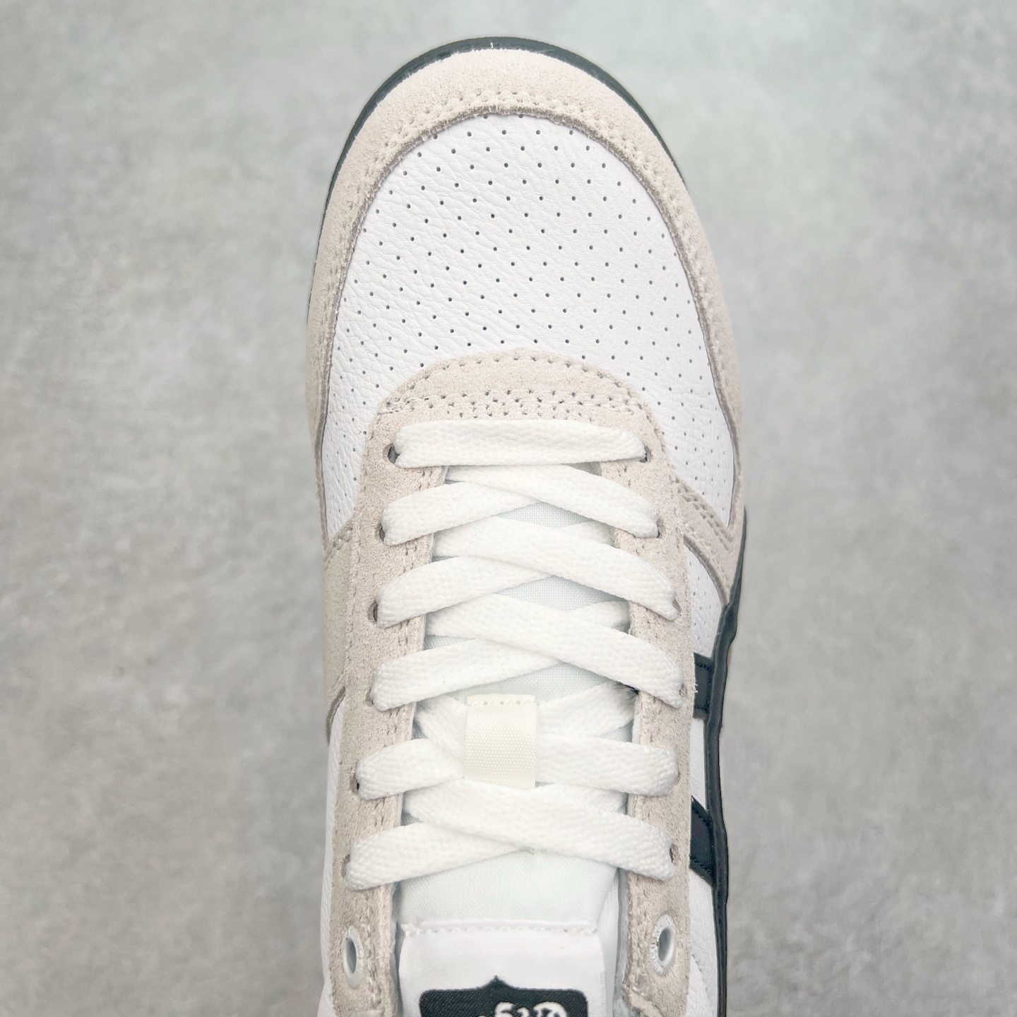 图片[4]-Asics Onitsuka Tiger Ultimate 81 EX 亚瑟士终极系列低帮复古风百搭皮革休闲运动慢跑鞋 采用软质荔枝纹牛培皮鞋面材质 配置OrthoLite鞋垫 轻质Eva缓震组合耐磨橡胶外底 Onitsuka Tiger 鬼塚虎 ULTIMATE 81EX 1183B510 中性款运动鞋 鞋跟底部的缓震孔设计以及TPU后跟保护片强化稳定性 造就合乎新时代高性能运动鞋标准的现代鞋款 牛皮革鞋面 FLYTEFOAM Propel中底增强缓震性与回弹性 鞋跟处采用fuzeGEL缓震胶科技 强化缓震 OrthoLite鞋垫 进一步强化缓震Gel-Kayano超轻量专业运动慢跑鞋 货号：1183B510-103 尺码：36-45-选品中心