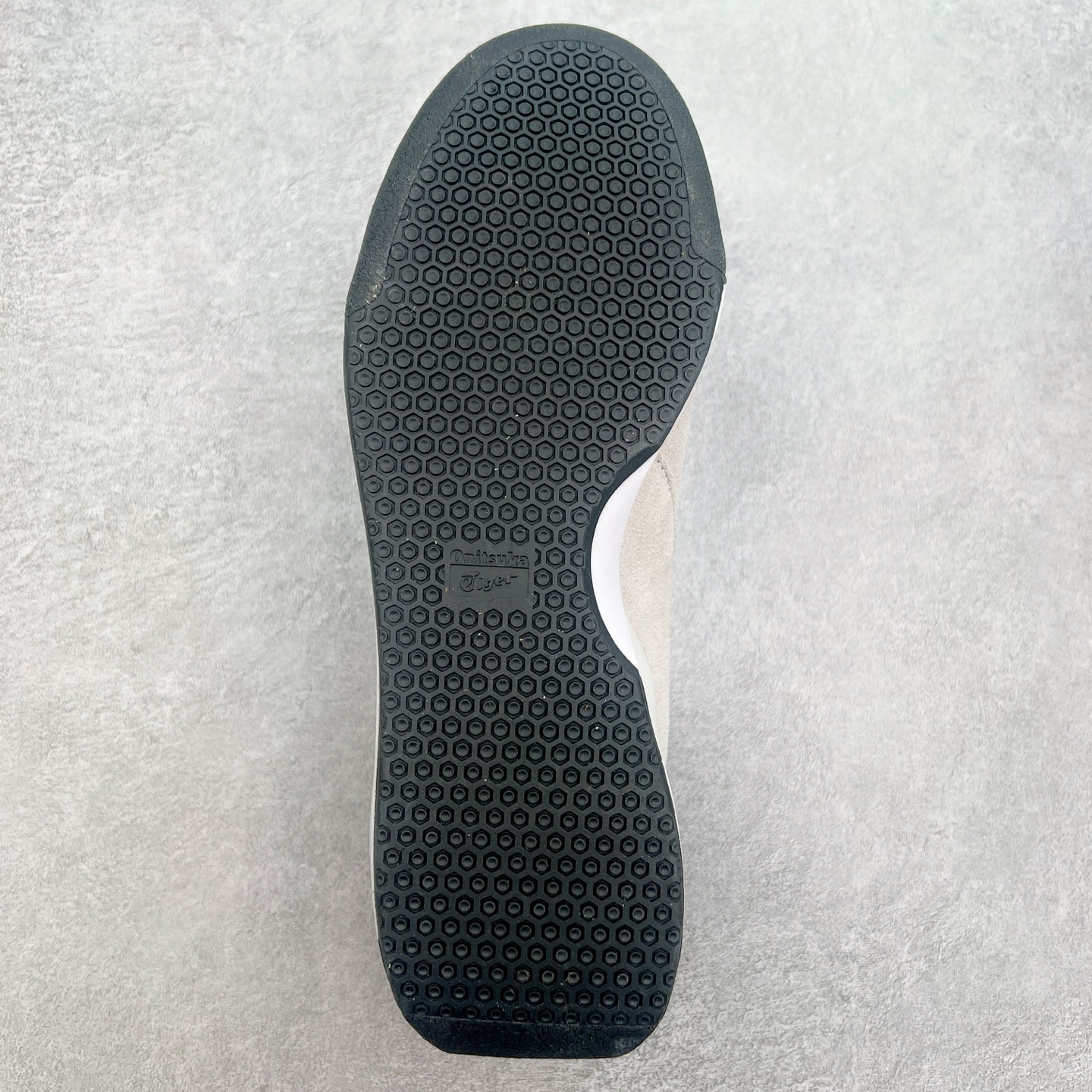 图片[9]-Asics Onitsuka Tiger Ultimate 81 EX 亚瑟士终极系列低帮复古风百搭皮革休闲运动慢跑鞋 采用软质荔枝纹牛培皮鞋面材质 配置OrthoLite鞋垫 轻质Eva缓震组合耐磨橡胶外底 Onitsuka Tiger 鬼塚虎 ULTIMATE 81EX 1183B510 中性款运动鞋 鞋跟底部的缓震孔设计以及TPU后跟保护片强化稳定性 造就合乎新时代高性能运动鞋标准的现代鞋款 牛皮革鞋面 FLYTEFOAM Propel中底增强缓震性与回弹性 鞋跟处采用fuzeGEL缓震胶科技 强化缓震 OrthoLite鞋垫 进一步强化缓震Gel-Kayano超轻量专业运动慢跑鞋 货号：1183B510-103 尺码：36-45-选品中心